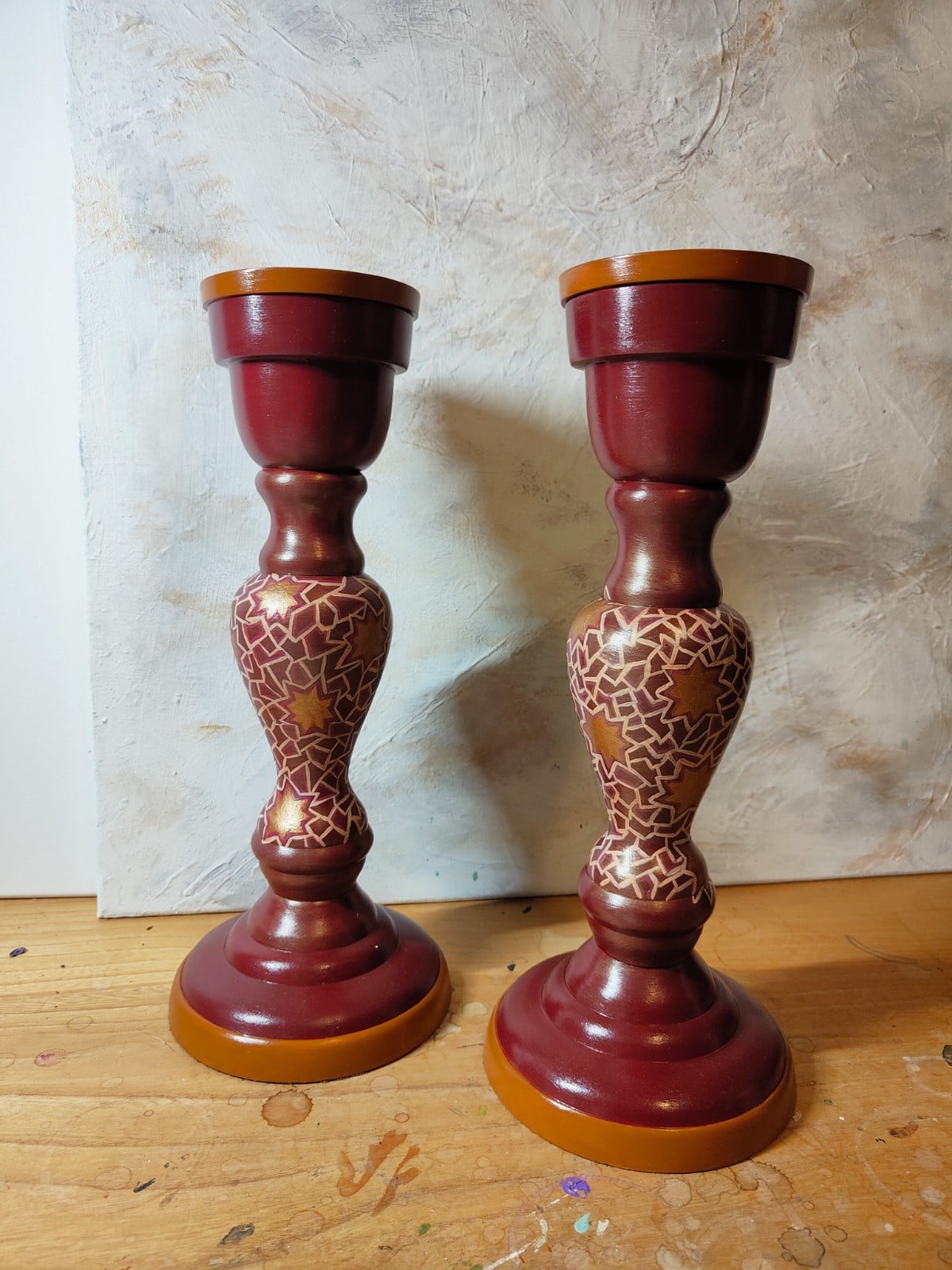 Luxe kandelaar met oosters motief - Bordeaux & Goud - 107046 Luxe kandelaar met oosters motief - Bordeaux & Goud