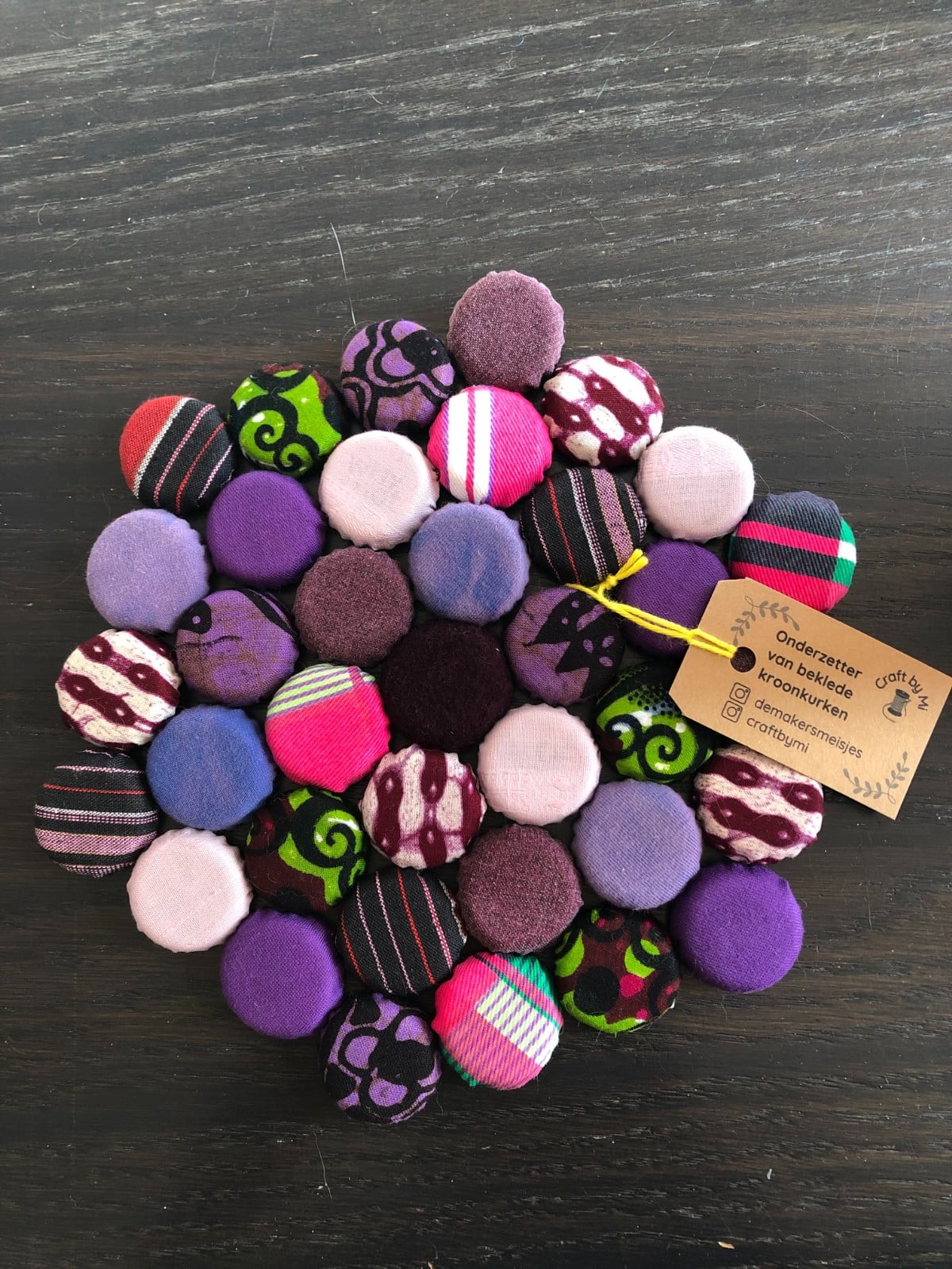 Onderzetter gemaakt van kroonkurken bekleed met vintage stof thema pa… - 108622 Onderzetter gemaakt van kroonkurken bekleed met vintage stof thema paars