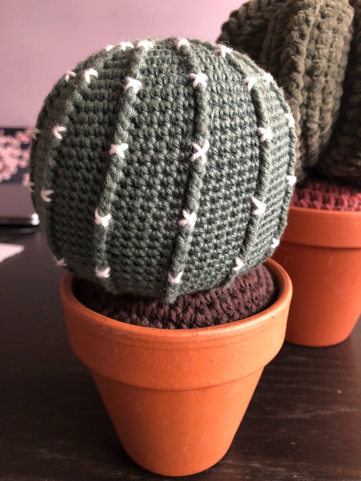 Bol cactus, gehaakt, lichtgroen met wit, in terra cotta pot - 110036 Bol cactus, gehaakt, donkergroen met wit, in terra cotta pot