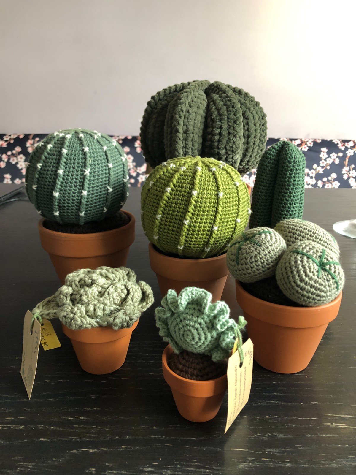 Bol cactus, gehaakt, lichtgroen met wit, in terra cotta pot - 110037 Bol cactus, gehaakt, donkergroen met wit, in terra cotta pot