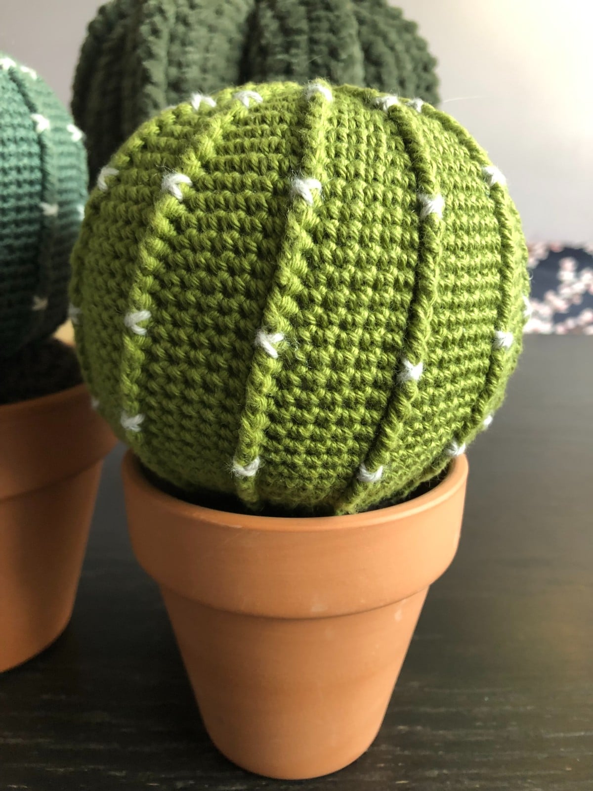 Bolcactus, gehaakt, lichtgroen met wit, in terra cotta pot - 110042 Bol cactus, gehaakt, lichtgroen met wit, in terra cotta pot