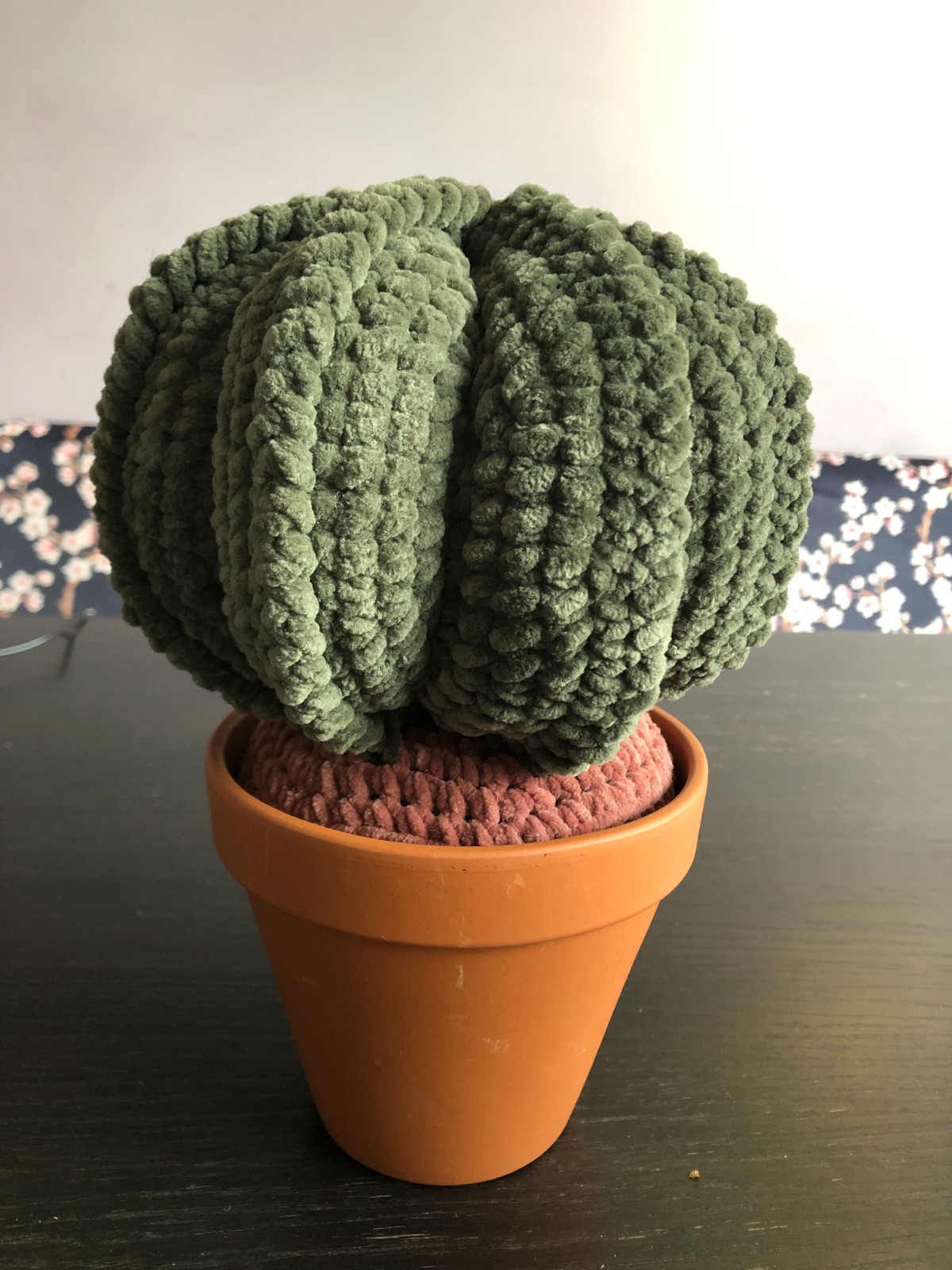 Cactus met lamellen, groot, gehaakt in terra cotta pot - 110046 Cactus met lamellen, groot, gehaakt in terra cotta pot