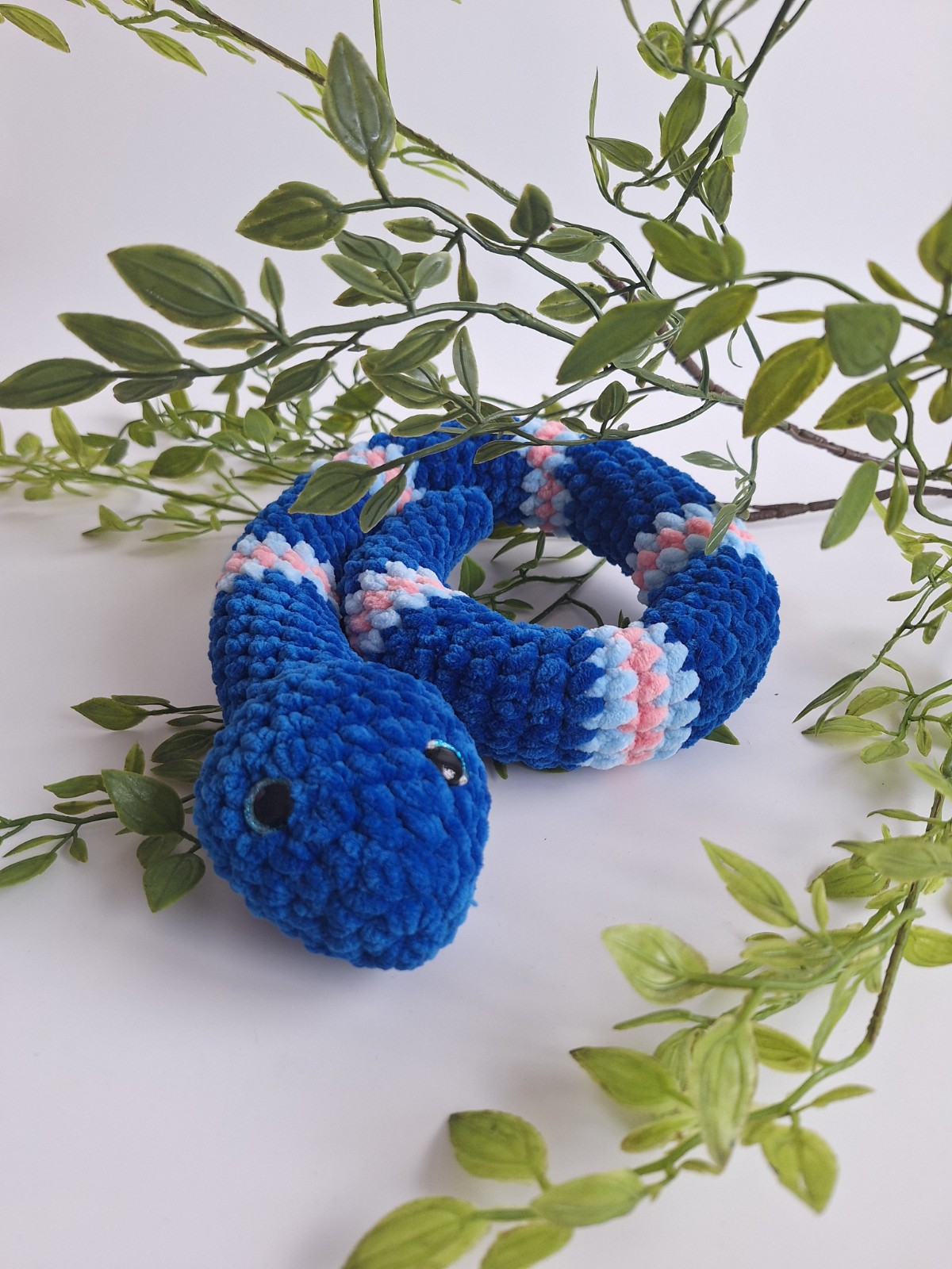 Gehaakte knuffel slang | Donkerblauw, lichtblauw en lichtroze