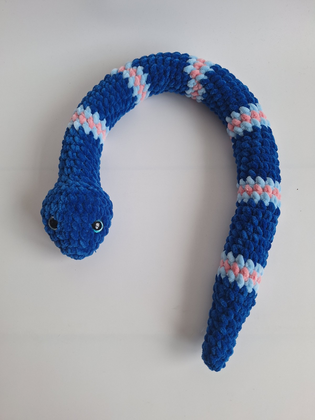 Gehaakte knuffel slang | Donkerblauw, lichtblauw en lichtroze