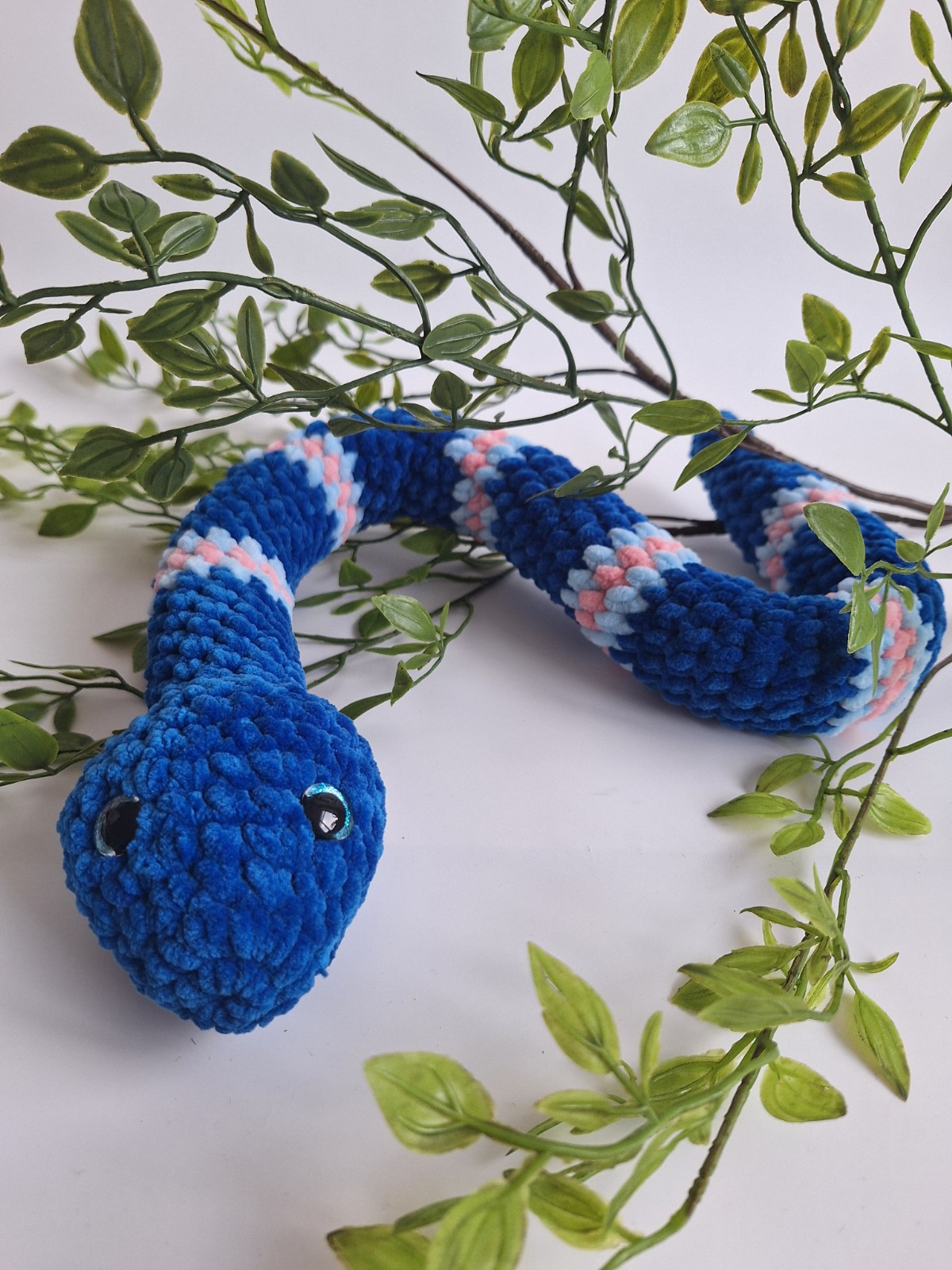 Gehaakte knuffel slang | Donkerblauw, lichtblauw en lichtroze