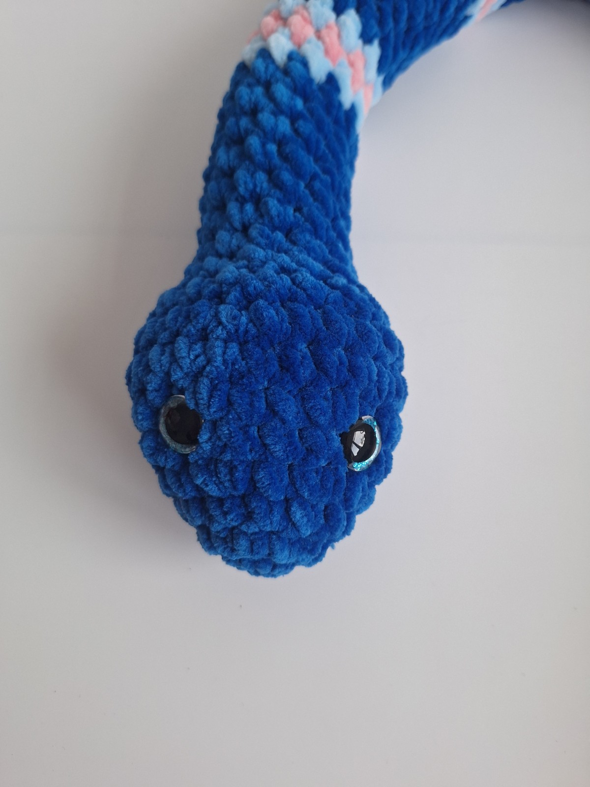 Gehaakte knuffel slang | Donkerblauw, lichtblauw en lichtroze