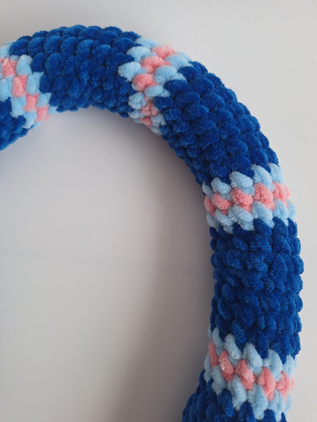 Gehaakte knuffel slang | Donkerblauw, lichtblauw en lichtroze