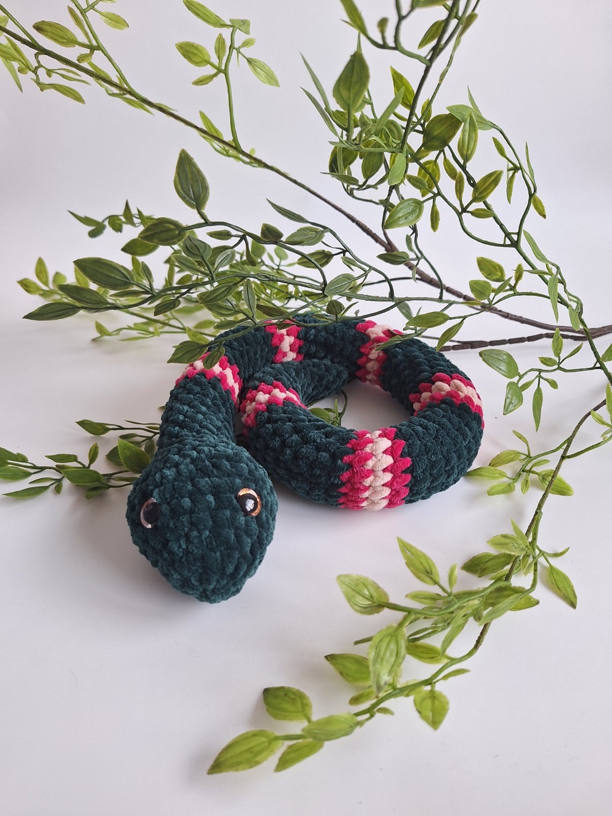 Gehaakte knuffel slang | Donkergroen, knalroze en lichtroze