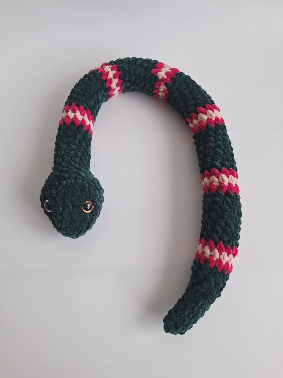 Gehaakte knuffel slang | Donkergroen, knalroze en lichtroze