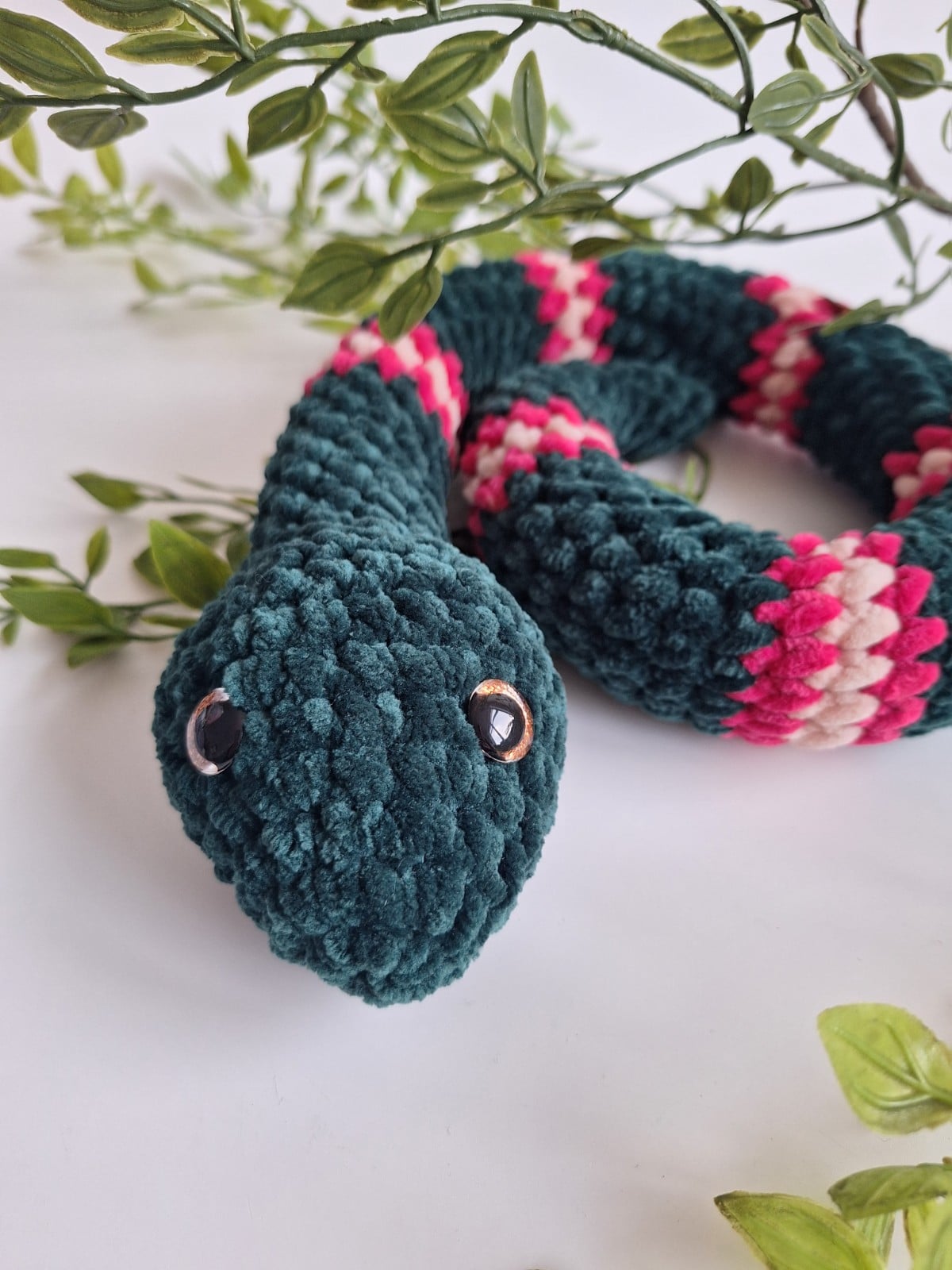 Gehaakte knuffel slang | Donkergroen, knalroze en lichtroze