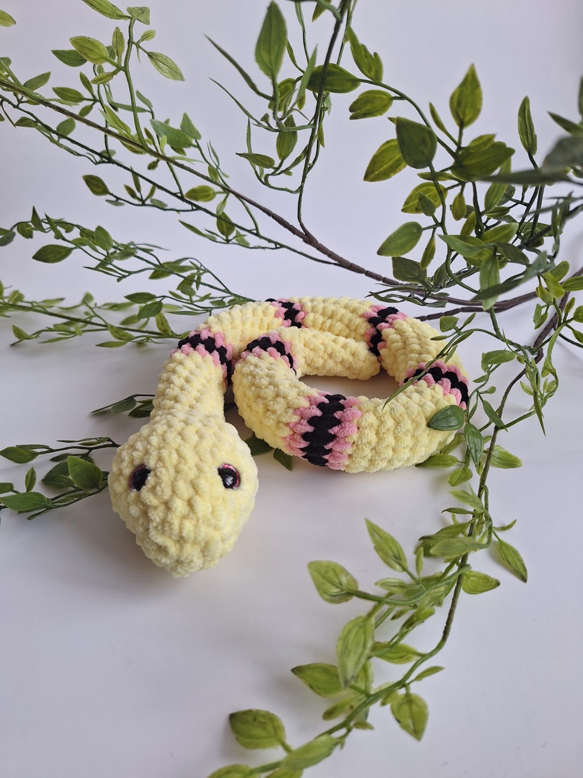 Gehaakte knuffel slang | Geel, lichtroze en zwart