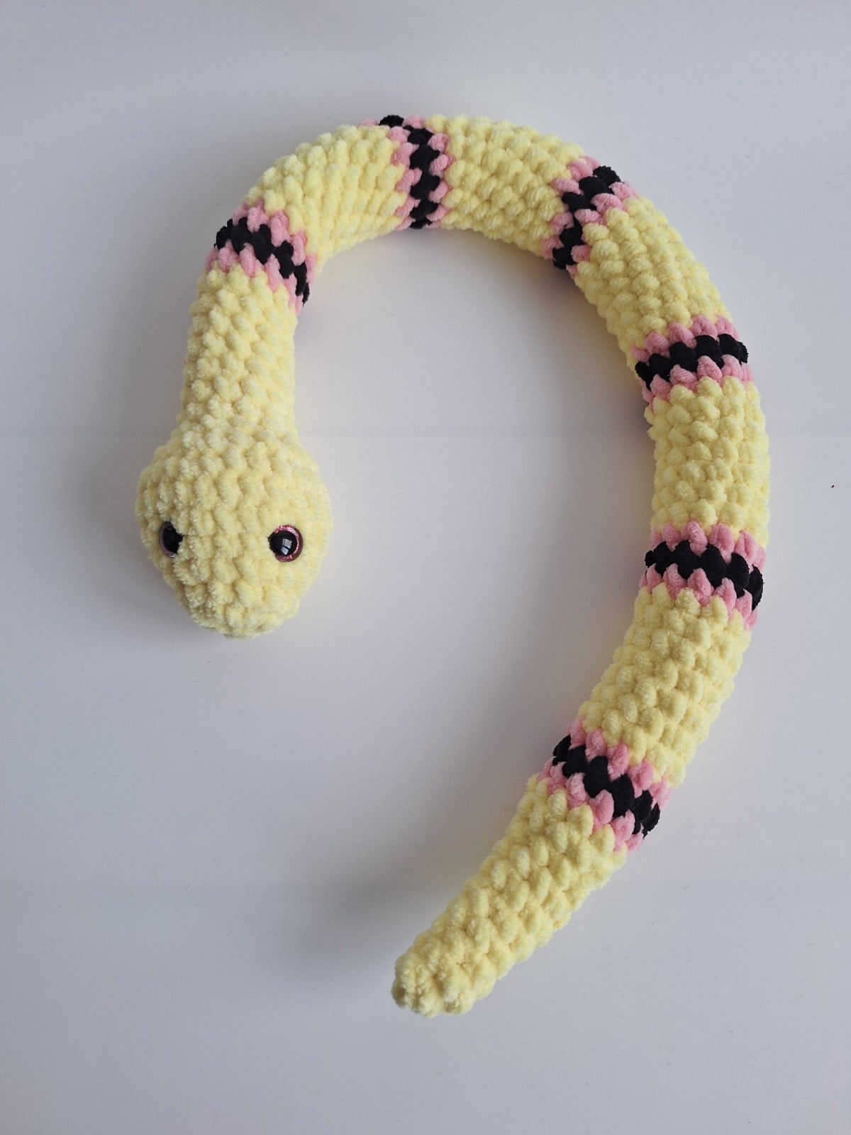 Gehaakte knuffel slang | Geel, lichtroze en zwart