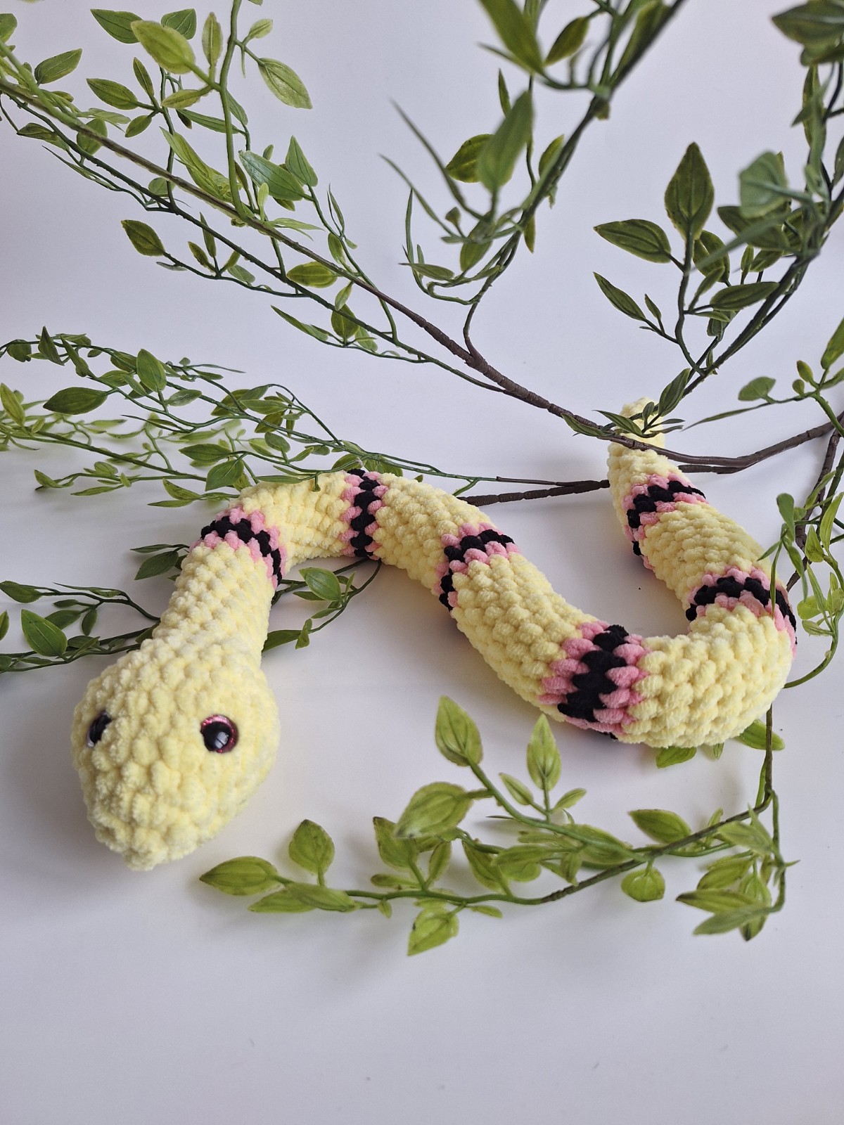 Gehaakte knuffel slang | Geel, lichtroze en zwart