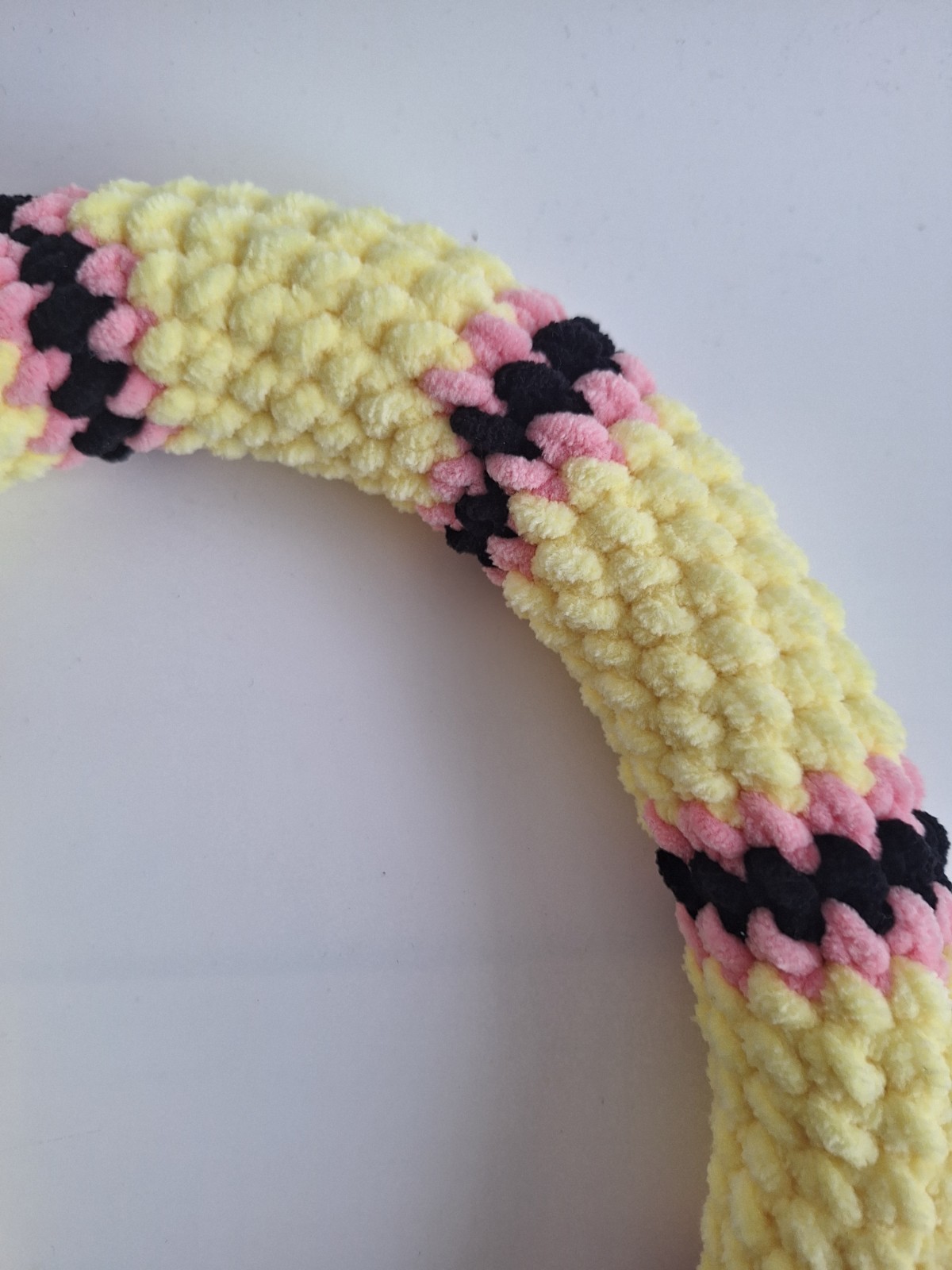 Gehaakte knuffel slang | Geel, lichtroze en zwart