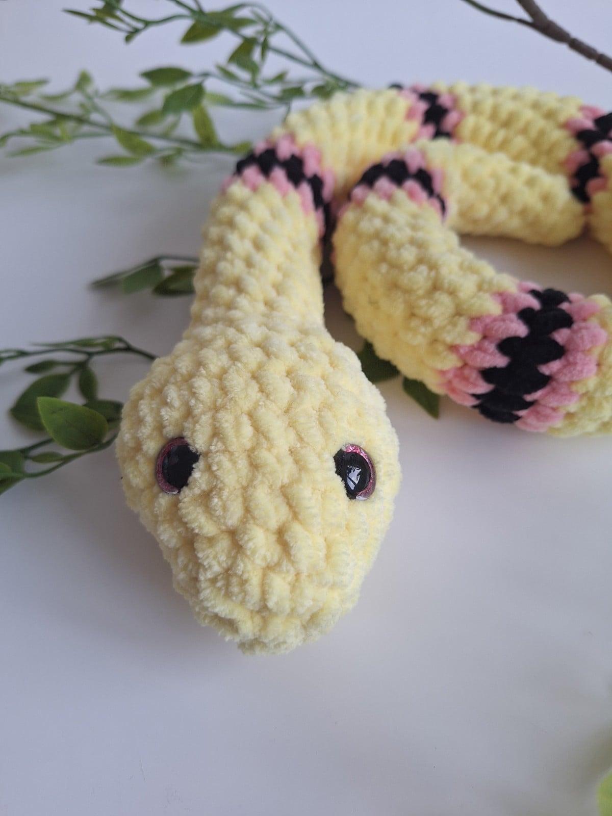 Gehaakte knuffel slang | Geel, lichtroze en zwart