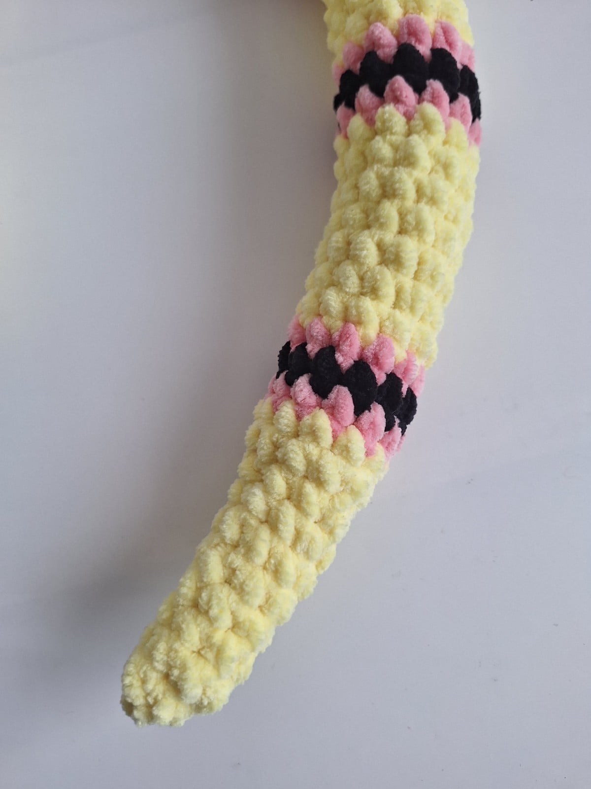 Gehaakte knuffel slang | Geel, lichtroze en zwart