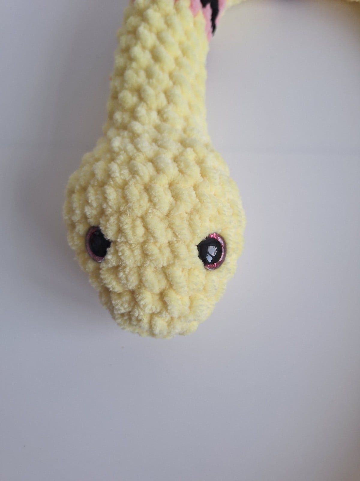 Gehaakte knuffel slang | Geel, lichtroze en zwart