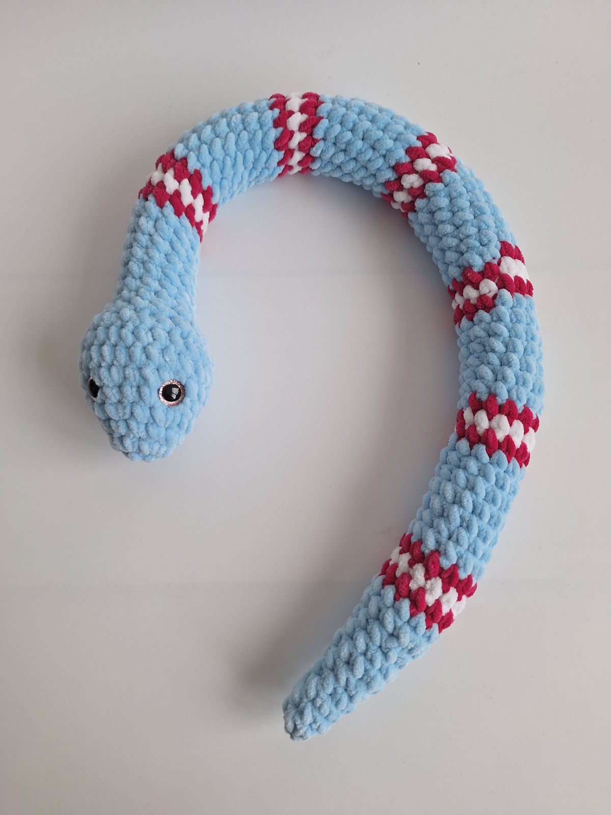 Gehaakte knuffel | Lichtblauw, knalroze en wit - 110485 Gehaakte knuffel slang | Lichtblauw, knalroze en wit