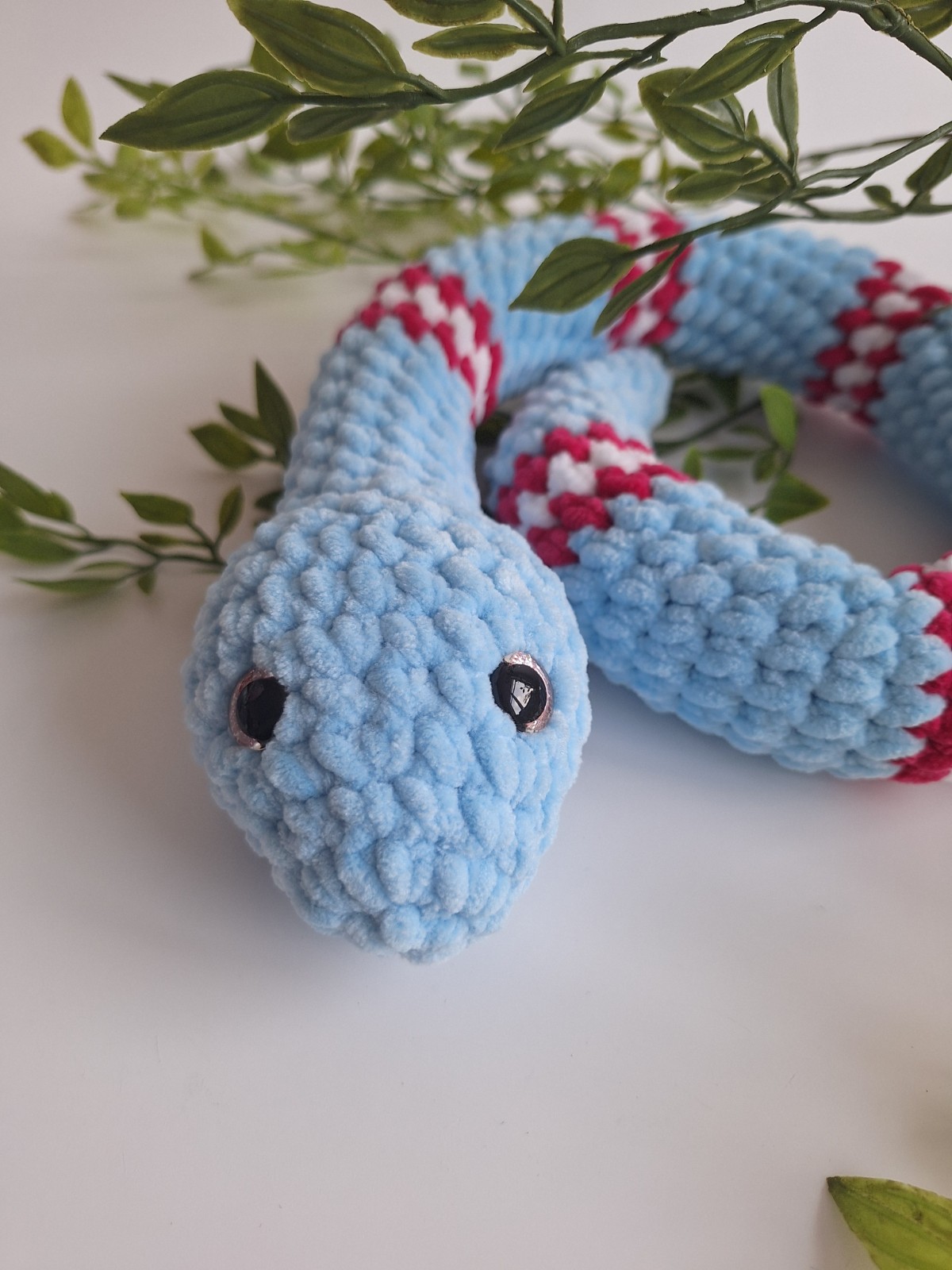 Gehaakte knuffel | Lichtblauw, knalroze en wit - 110488 Gehaakte knuffel slang | Lichtblauw, knalroze en wit