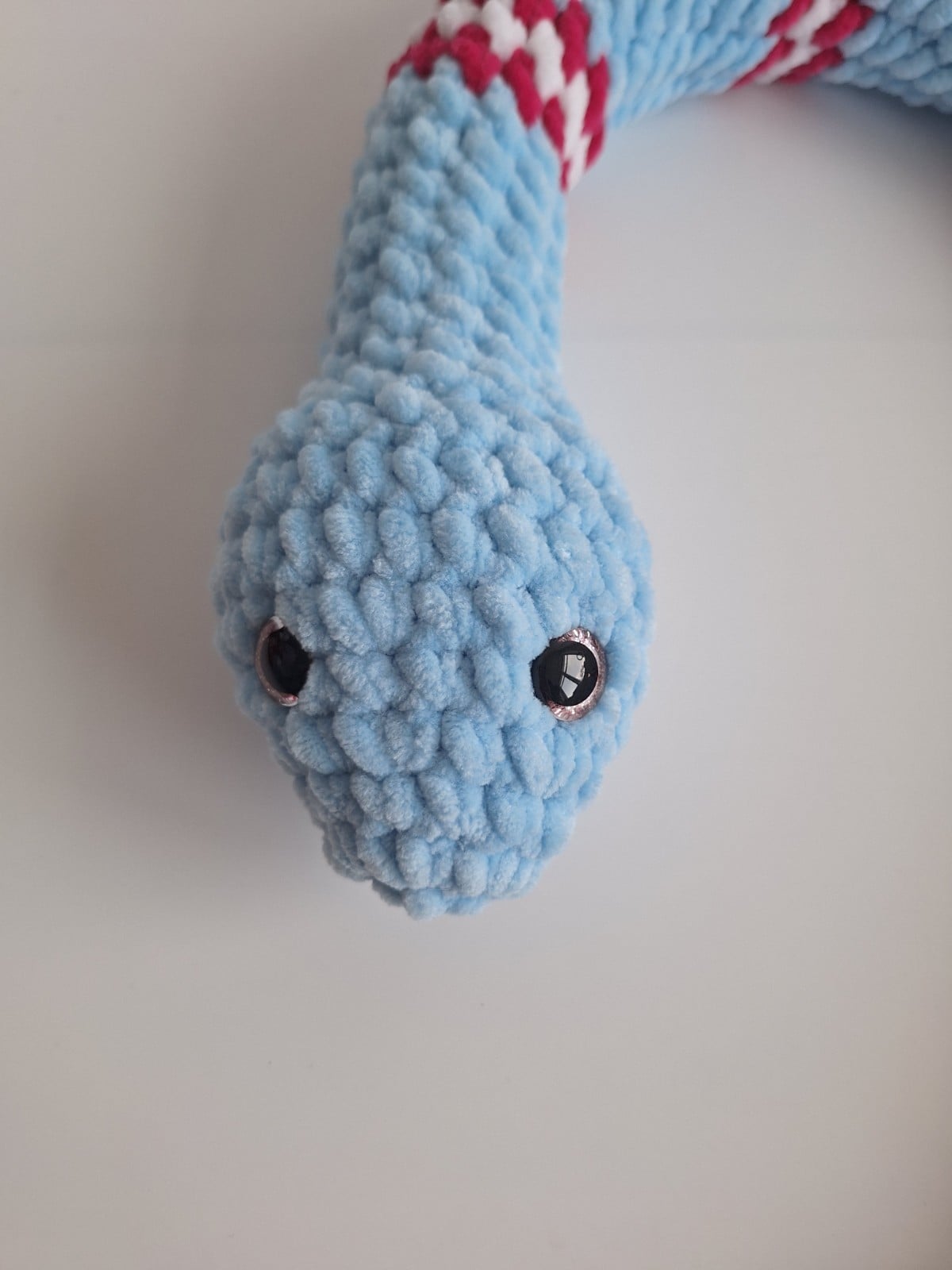 Gehaakte knuffel | Lichtblauw, knalroze en wit - 110490 Gehaakte knuffel slang | Lichtblauw, knalroze en wit