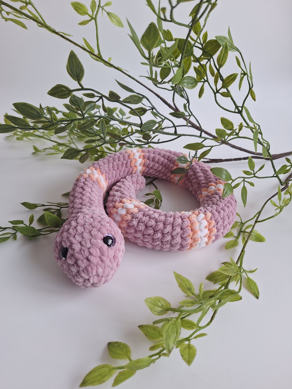 Gehaakte knuffel slang | Lila, perzikoranje en wit