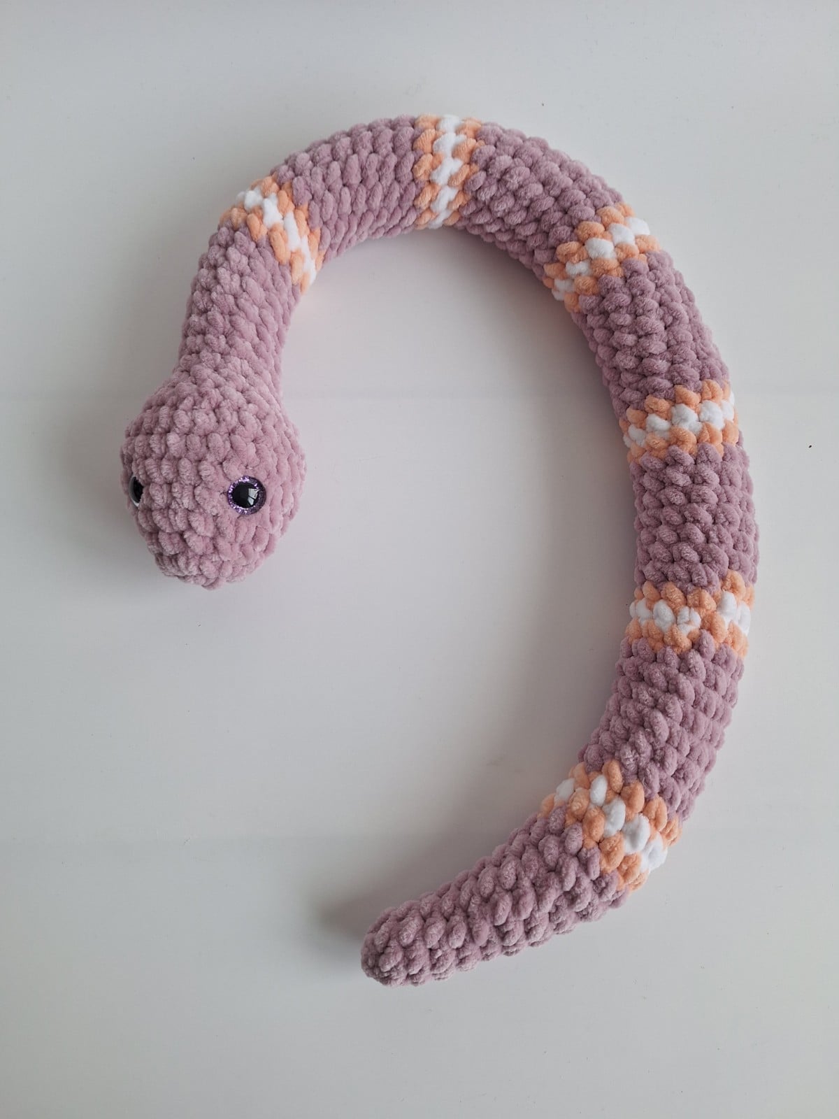 Gehaakte knuffel slang | Lila, perzikoranje en wit