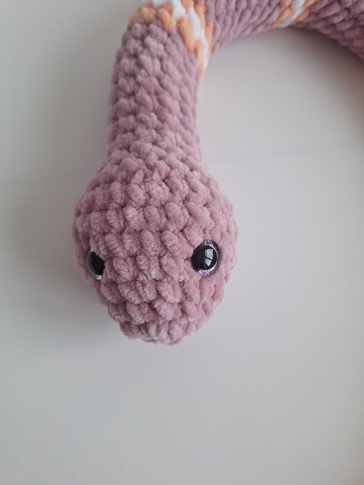 Gehaakte knuffel slang | Lila, perzikoranje en wit