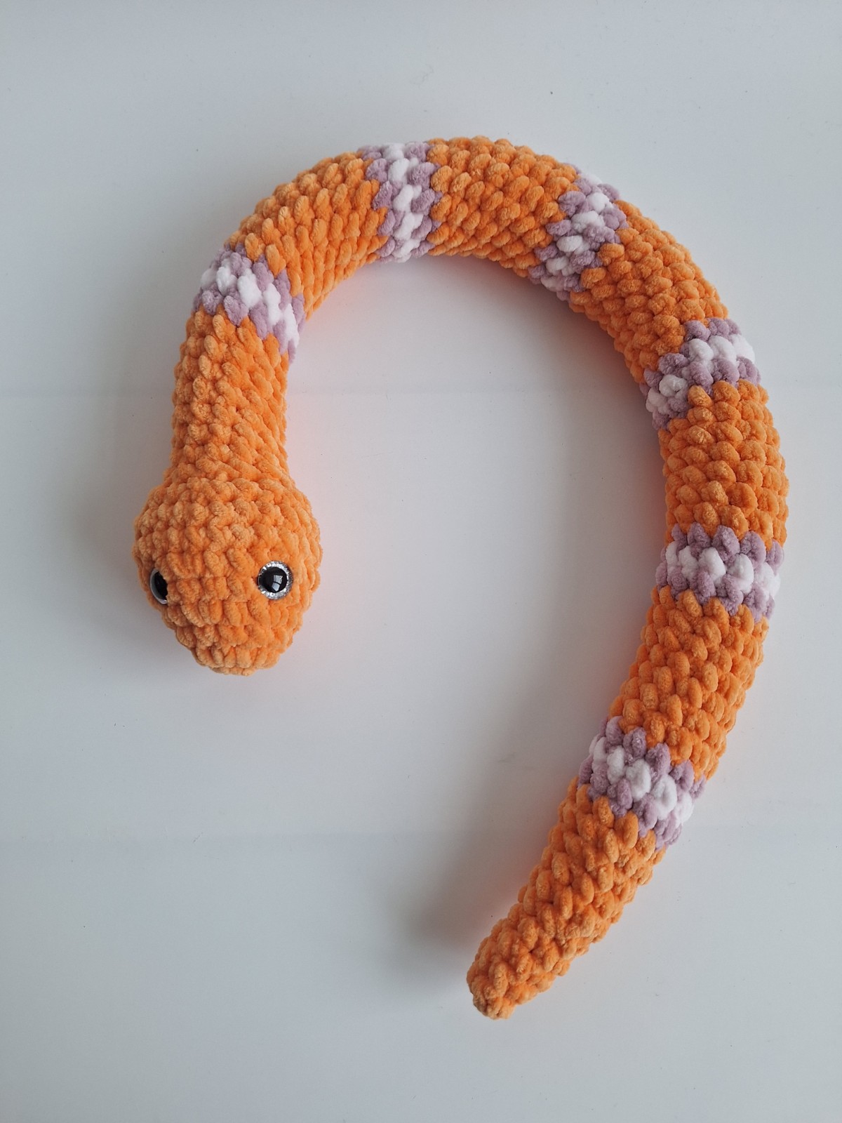 Gehaakte knuffel slang | Oranje, lila en lichtroze