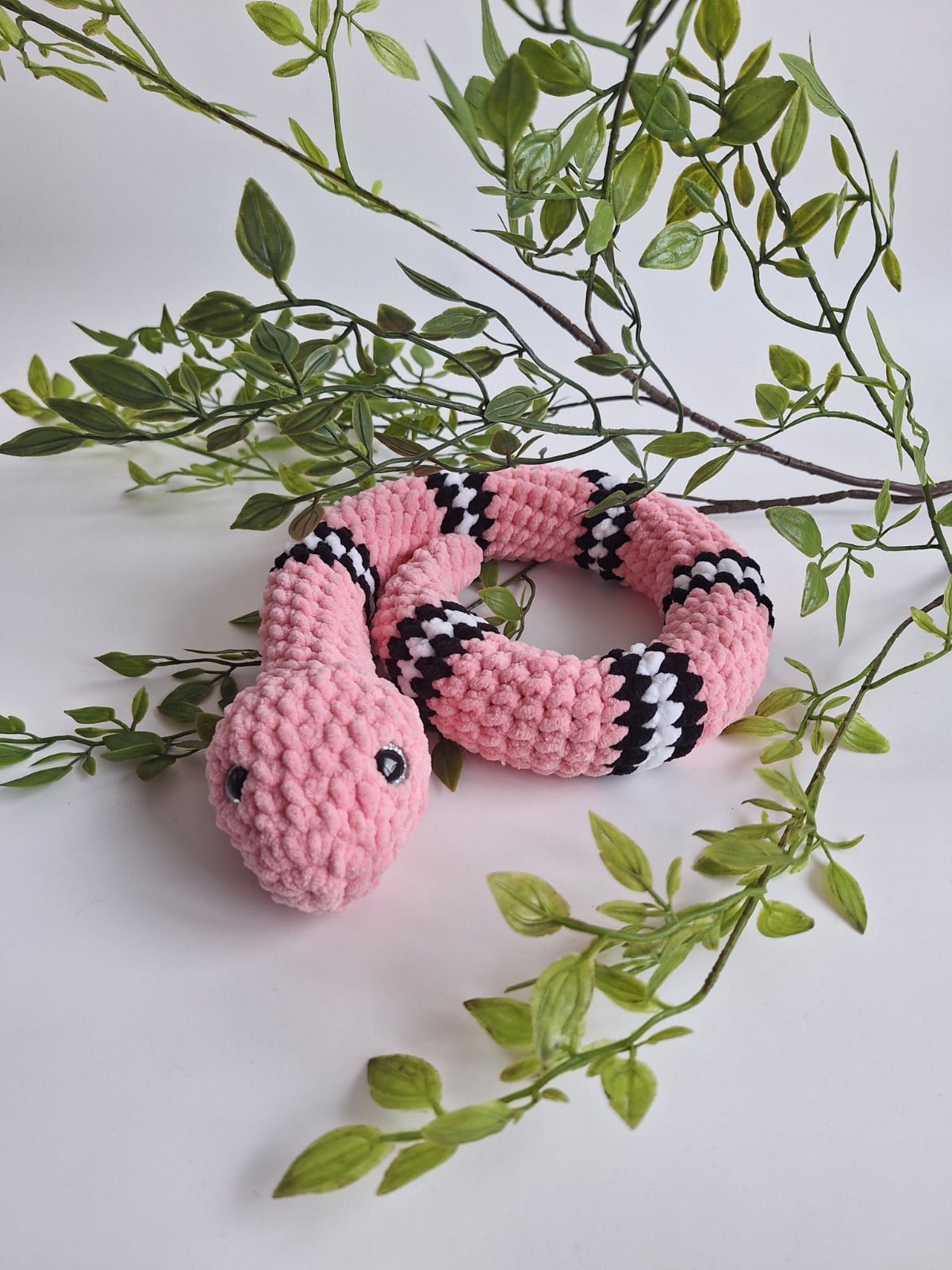 Gehaakte knuffel slang | Lichtroze, zwart en wit