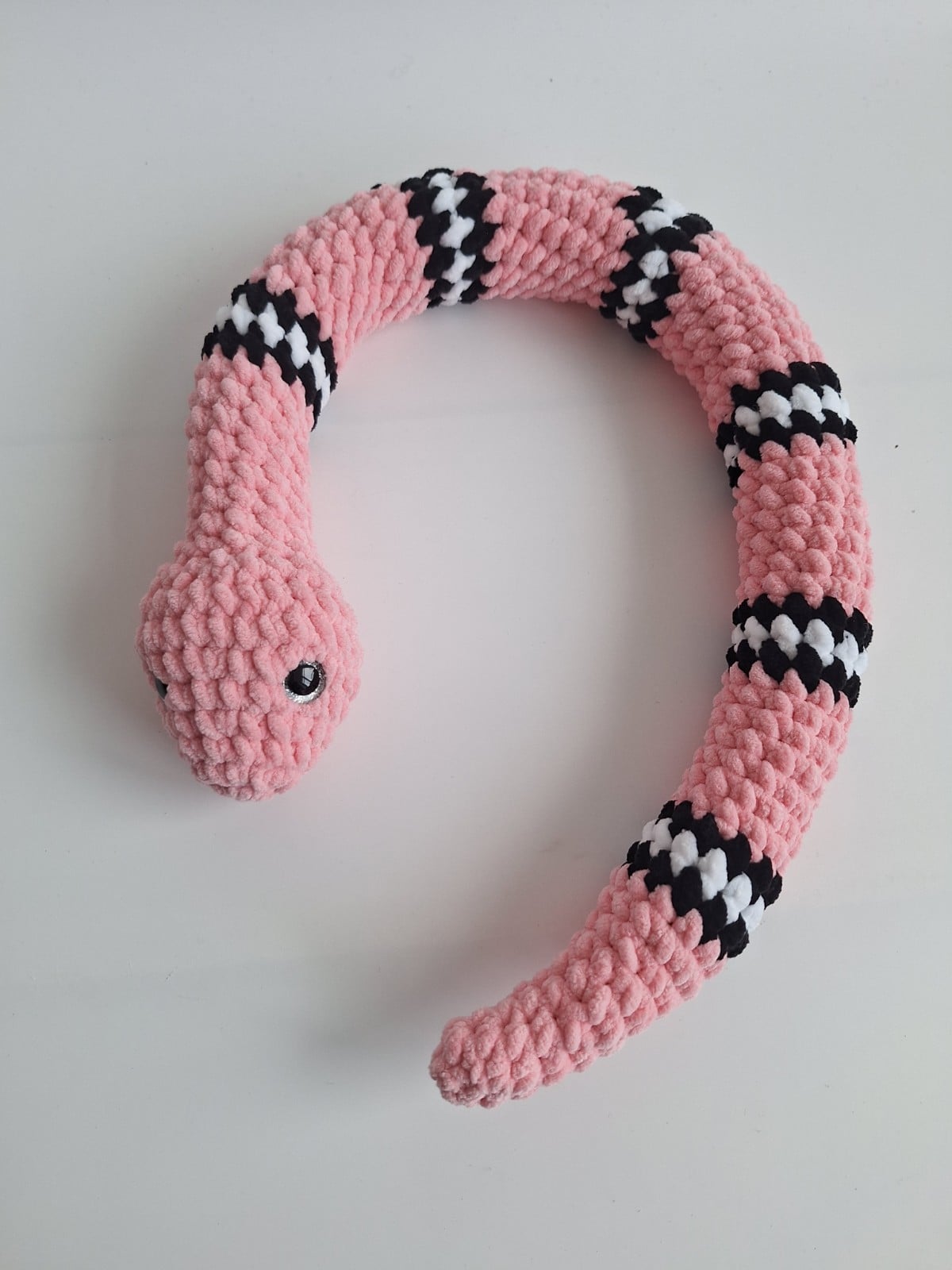 Gehaakte knuffel slang | Lichtroze, zwart en wit