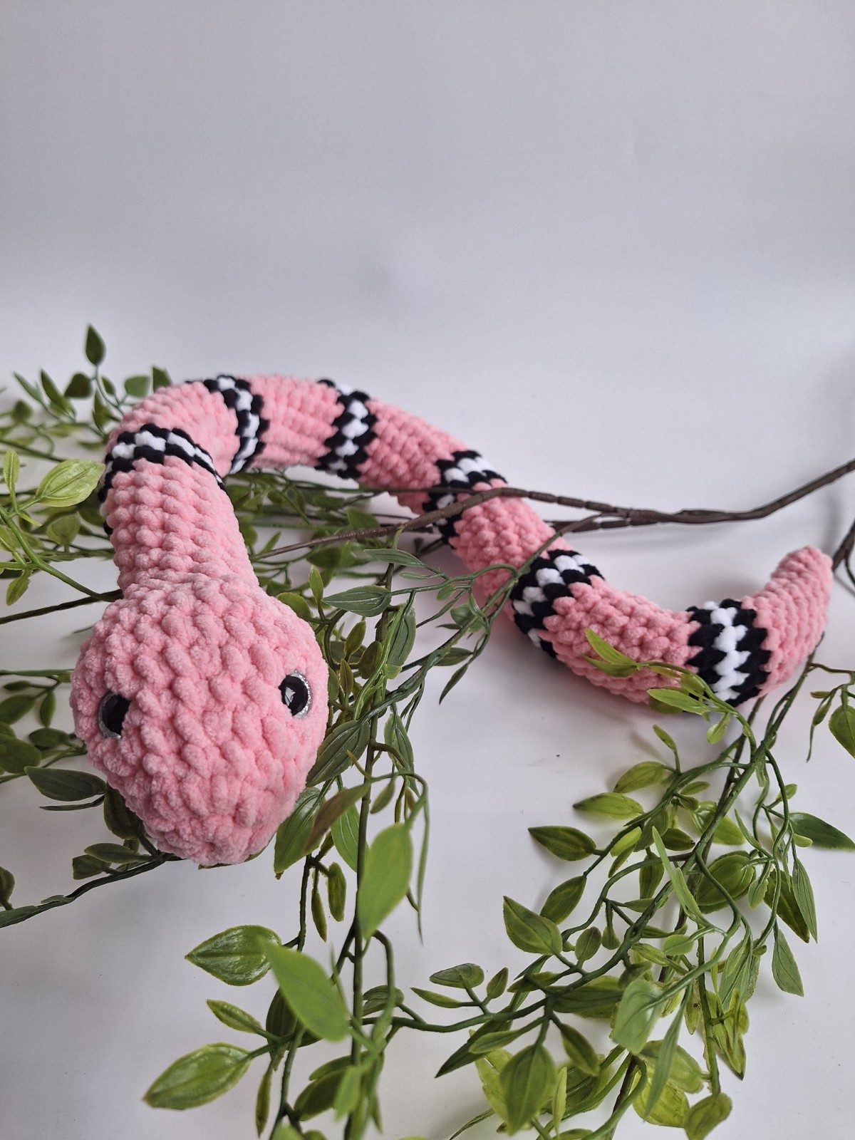 Gehaakte knuffel slang | Lichtroze, zwart en wit