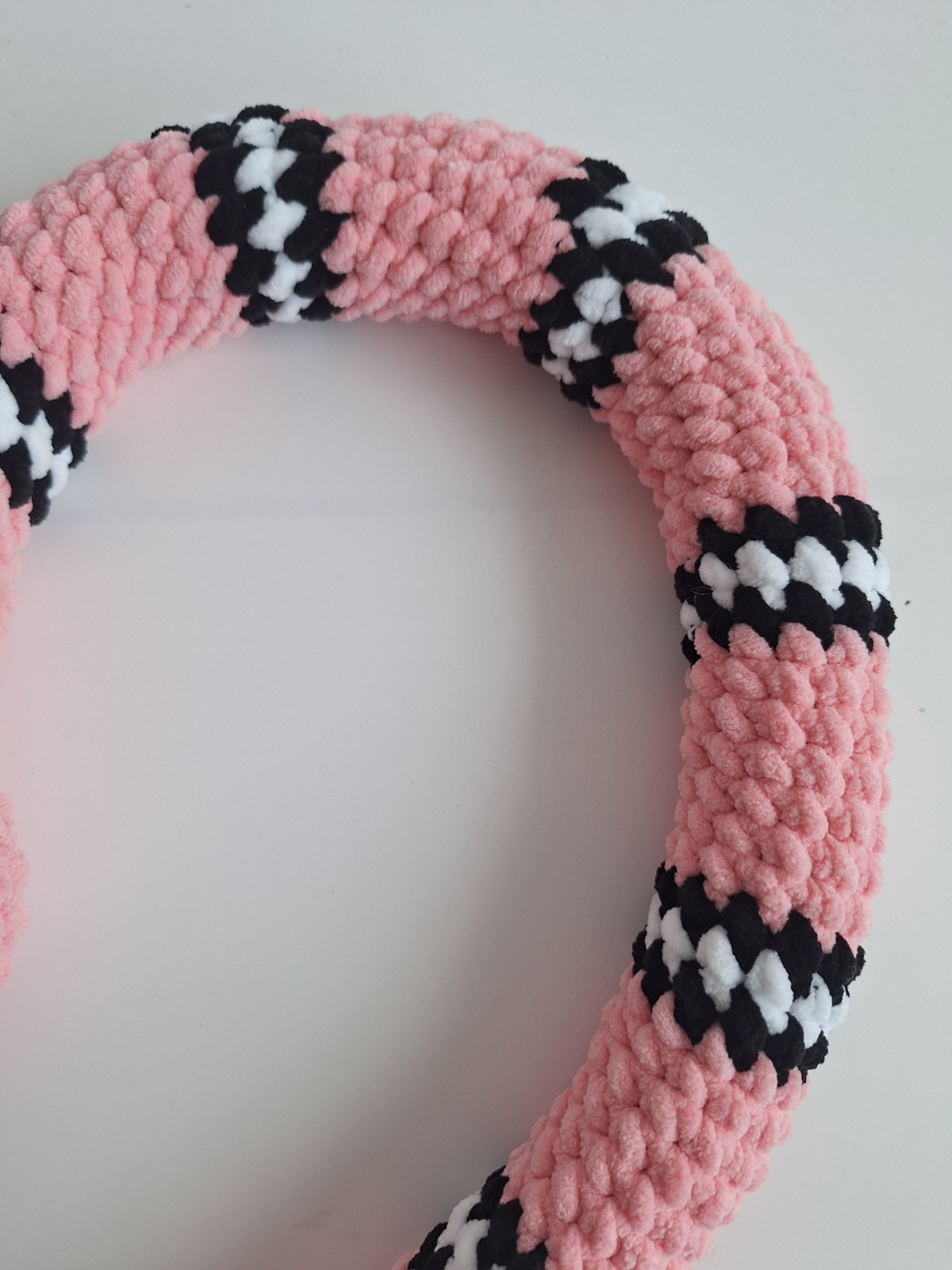 Gehaakte knuffel slang | Lichtroze, zwart en wit