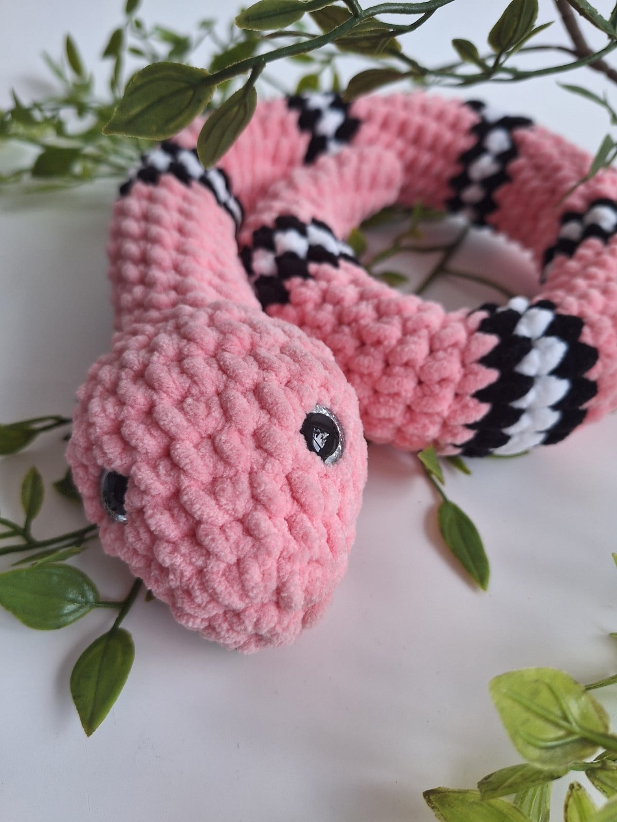 Gehaakte knuffel slang | Lichtroze, zwart en wit