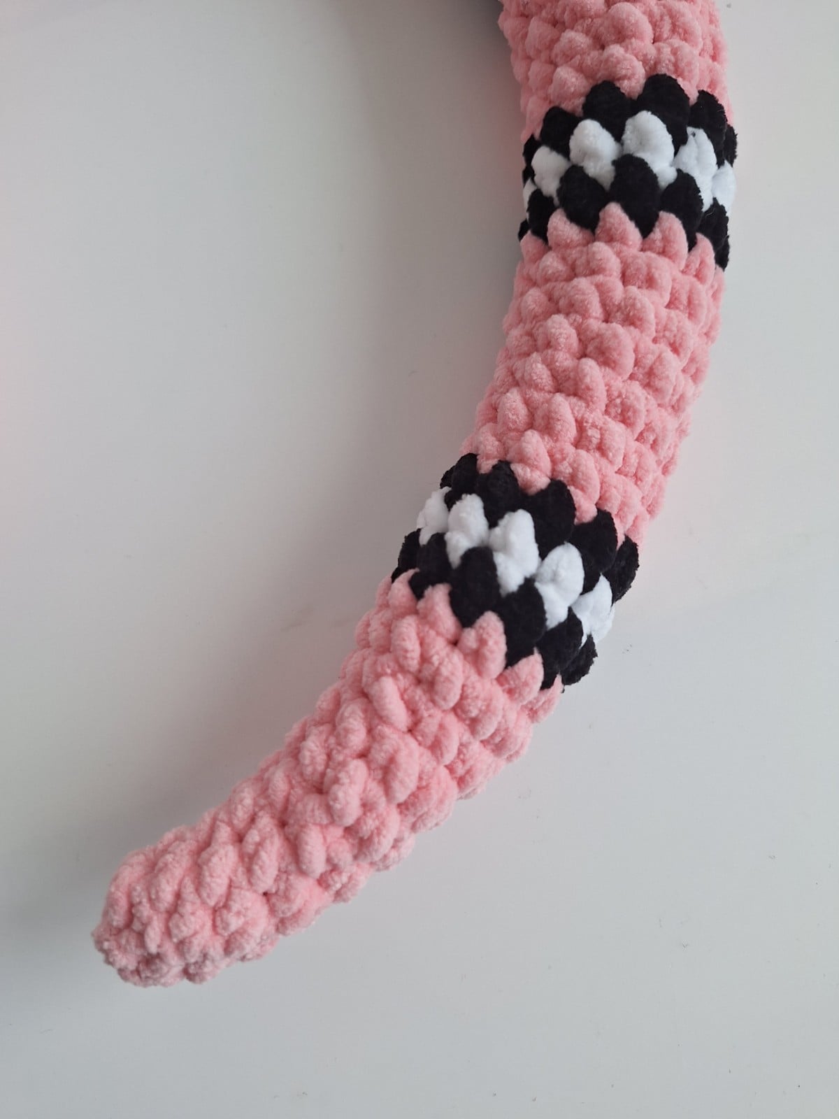 Gehaakte knuffel slang | Lichtroze, zwart en wit
