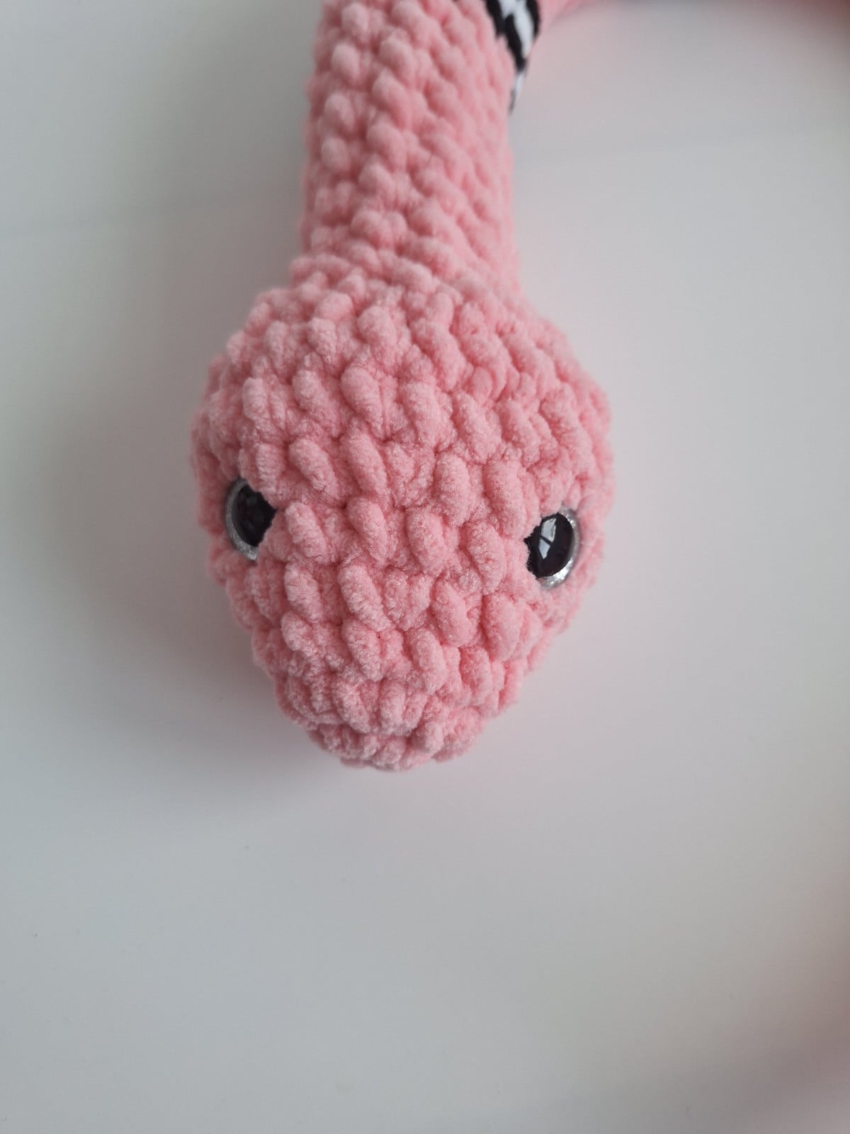 Gehaakte knuffel slang | Lichtroze, zwart en wit