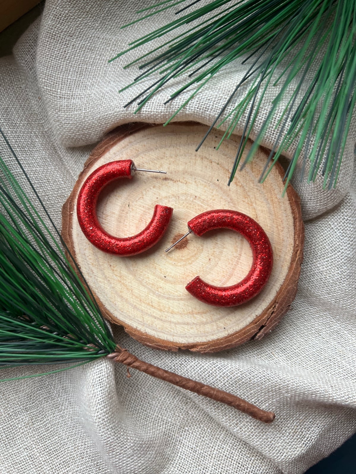 Glitter hoepel oorbellen (groen of rood)