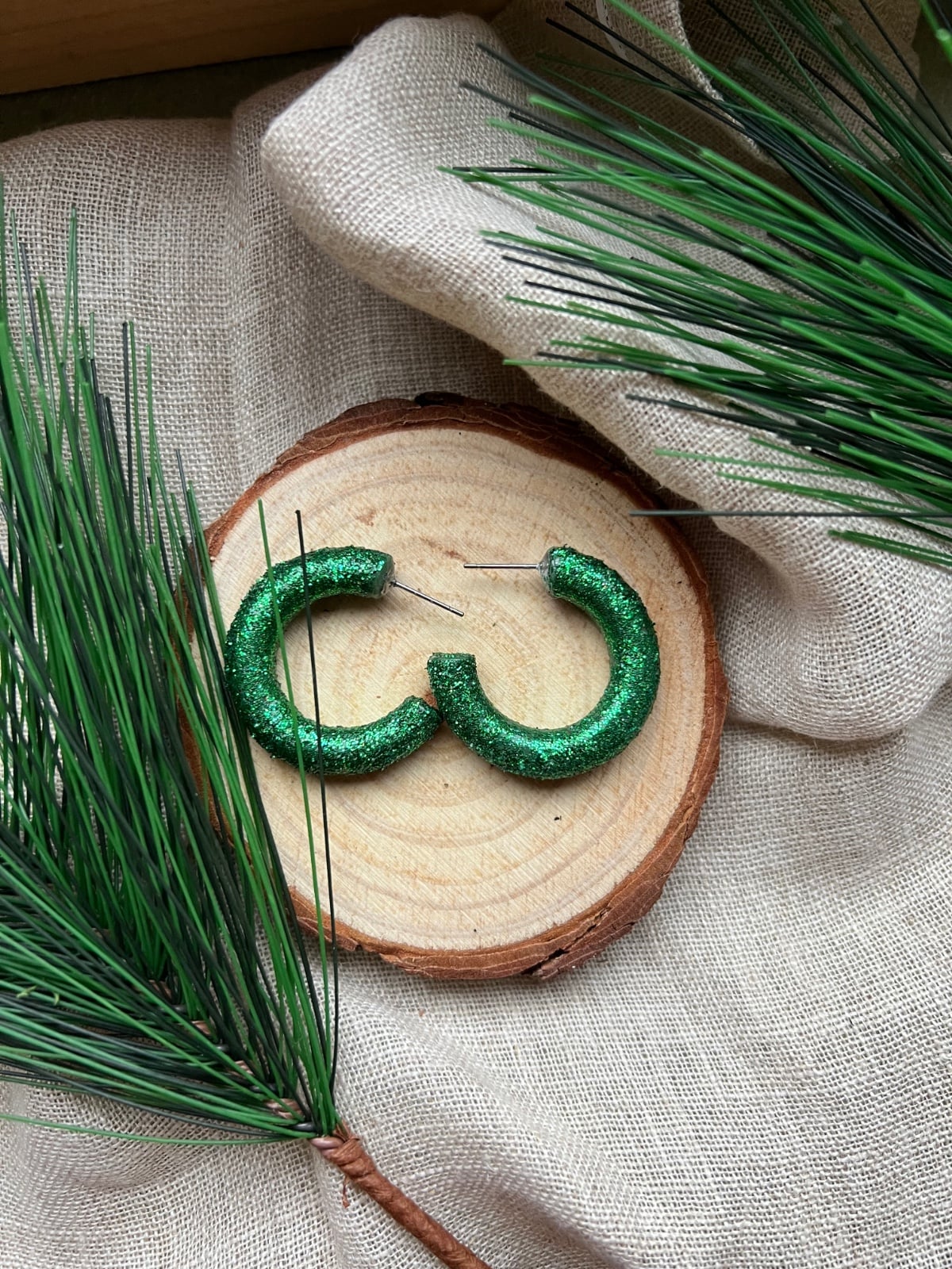 Glitter hoepel oorbellen (groen of rood)