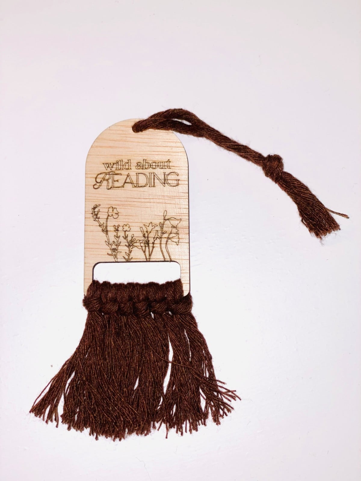 Handgemaakte Houten Bladwijzer met Macramé Touw | Crafted Creations - 109786 Handgemaakte Houten Bladwijzer met Macramé Touw | Crafted Creations