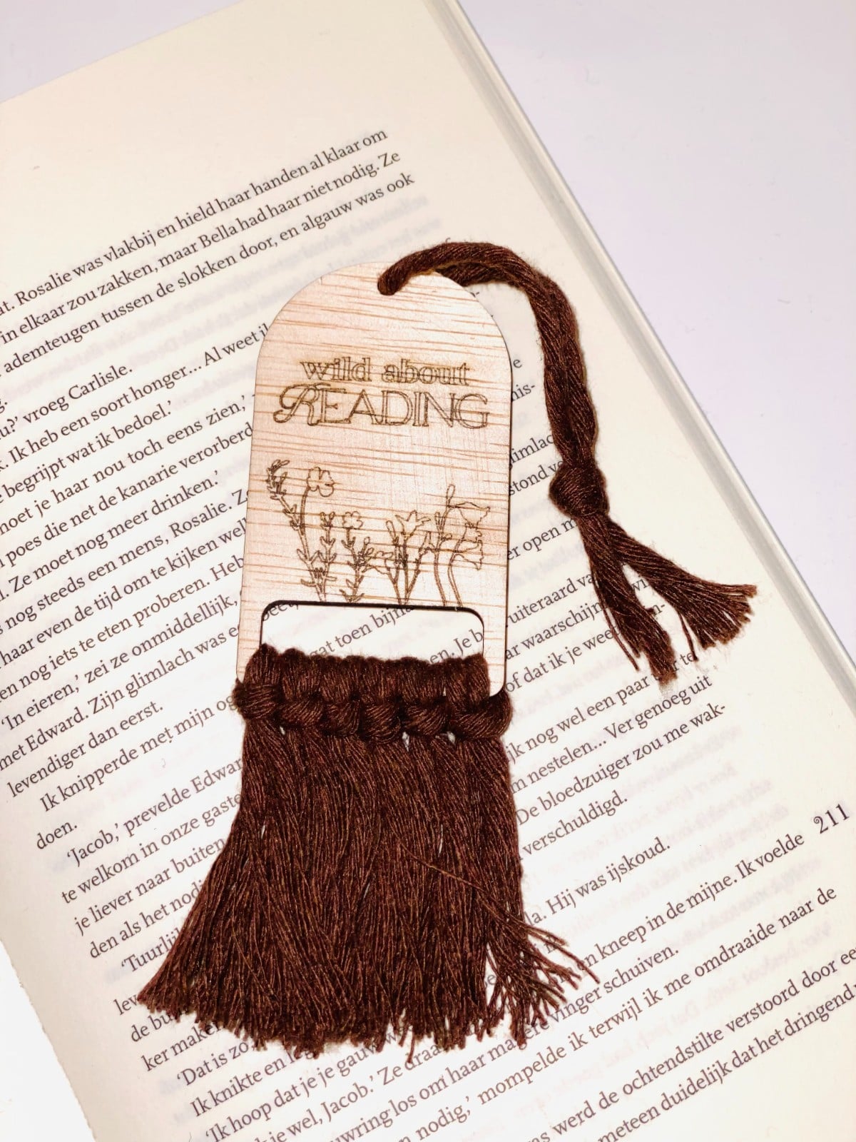 Handgemaakte Houten Bladwijzer met Macramé Touw | Crafted Creations - 109787 Handgemaakte Houten Bladwijzer met Macramé Touw | Crafted Creations