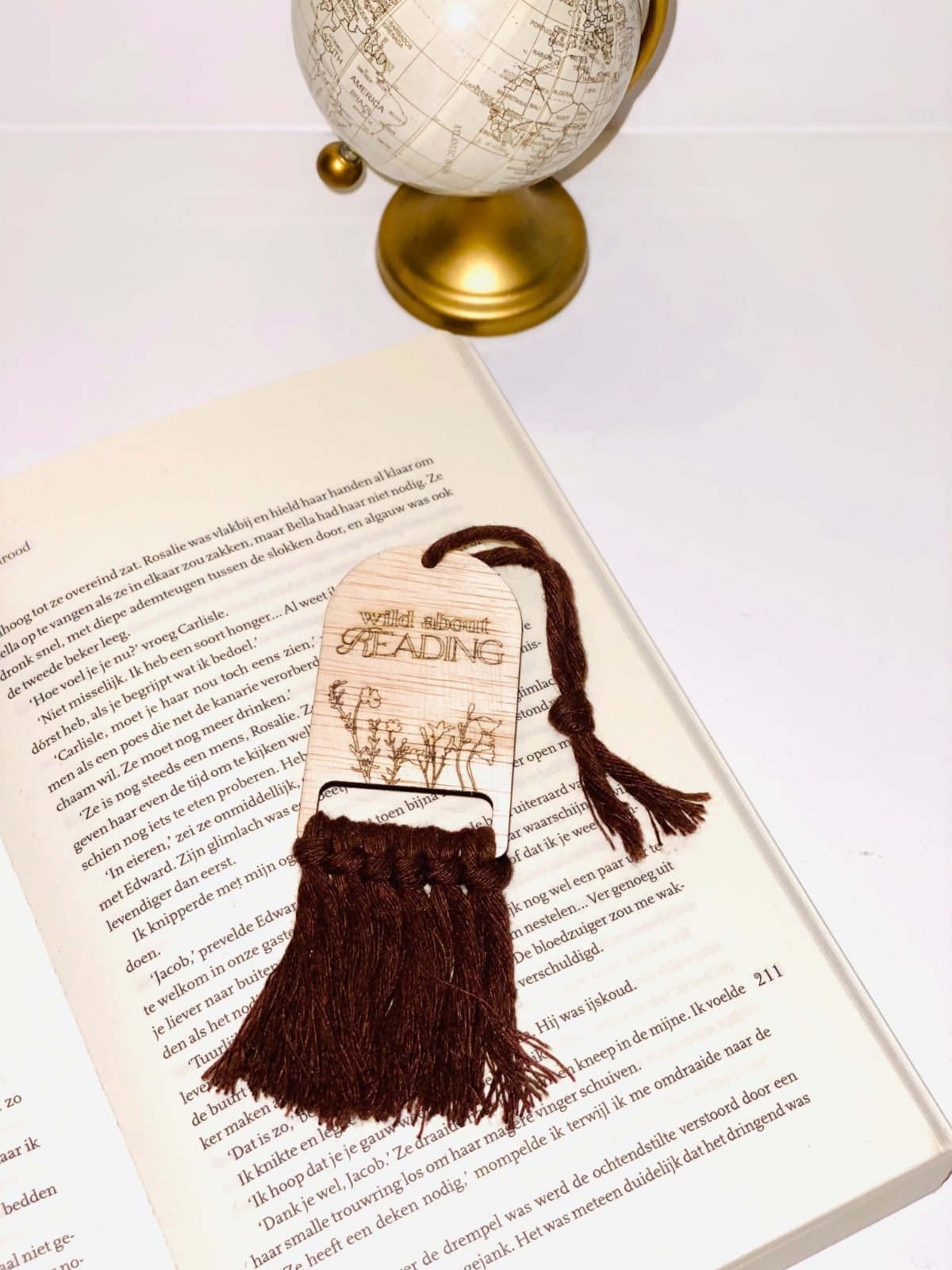 Handgemaakte Houten Bladwijzer met Macramé Touw | Crafted Creations - 109788 Handgemaakte Houten Bladwijzer met Macramé Touw | Crafted Creations