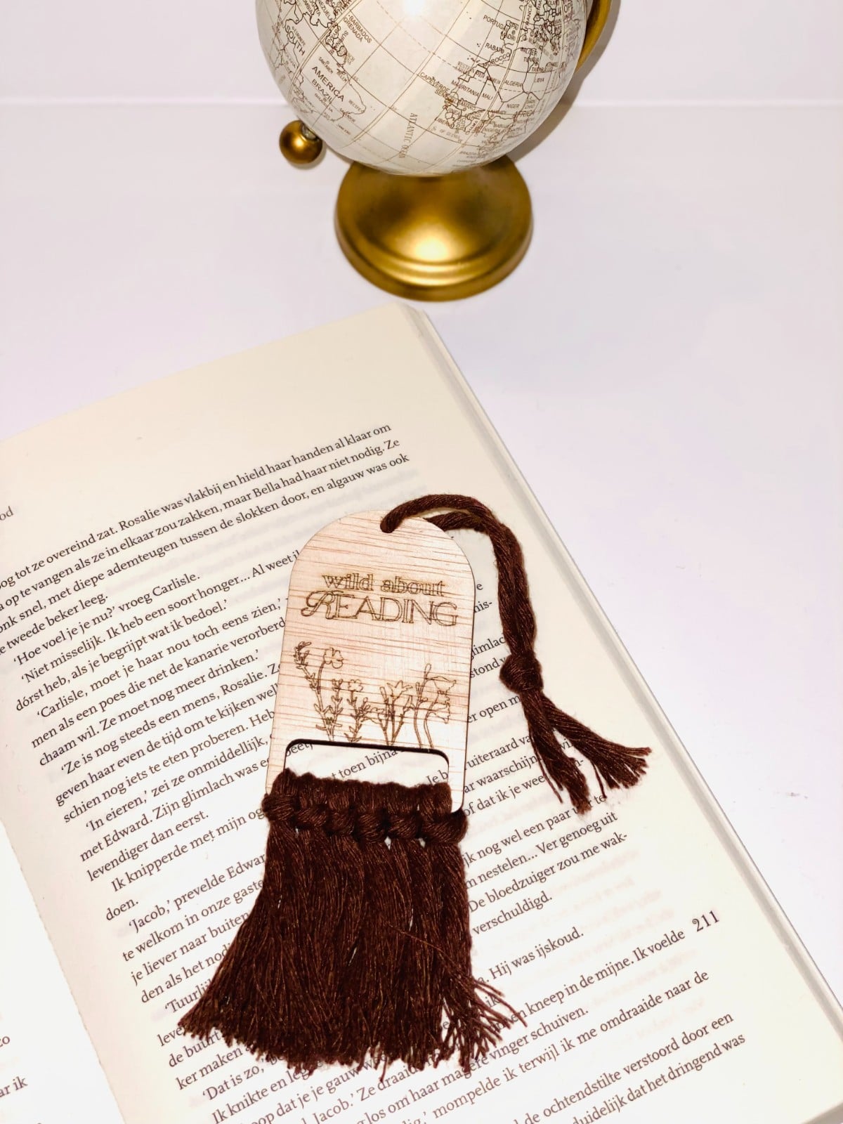 Handgemaakte Houten Bladwijzer met Macramé Touw | Crafted Creations - 109789 Handgemaakte Houten Bladwijzer met Macramé Touw | Crafted Creations