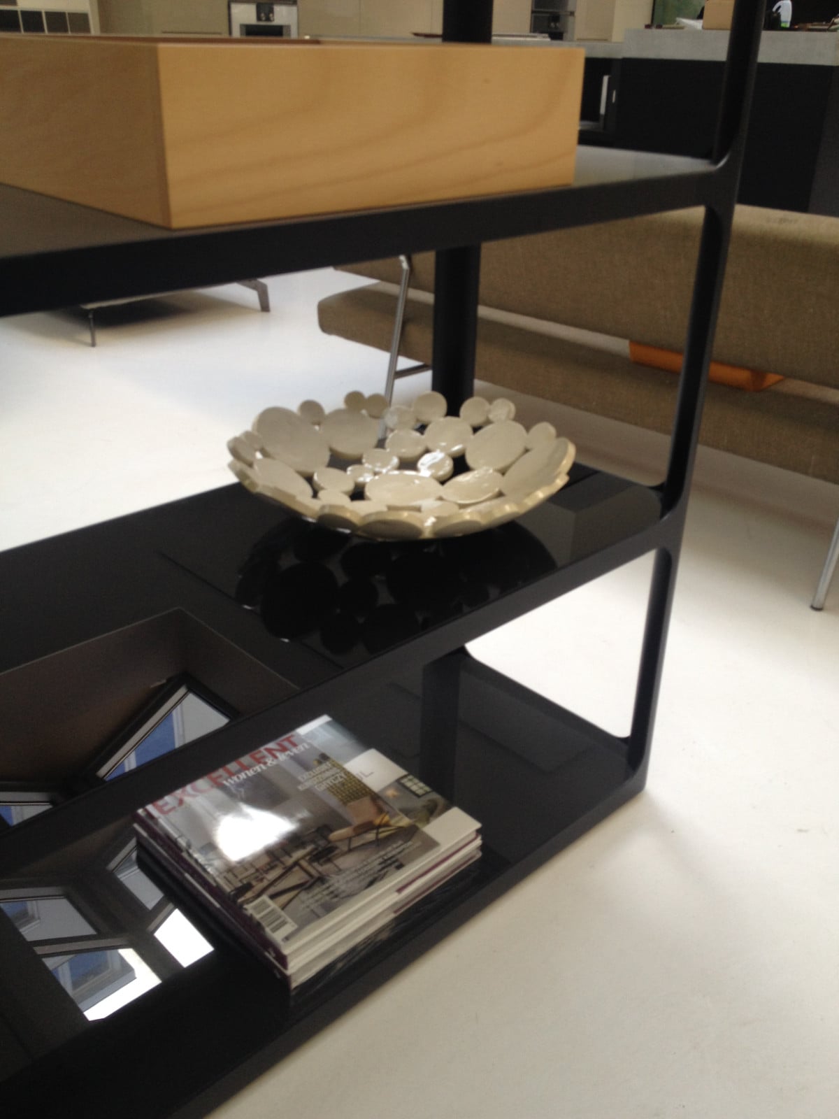 Handgemaakte schaal keramiek (variant), gesigneerd en genummerd(Ø 40… - 109154 Handgemaakte schaal keramiek (variant), gesigneerd en genummerd(Ø 40 cm) Nicolaas Maathuis (NIC-O)