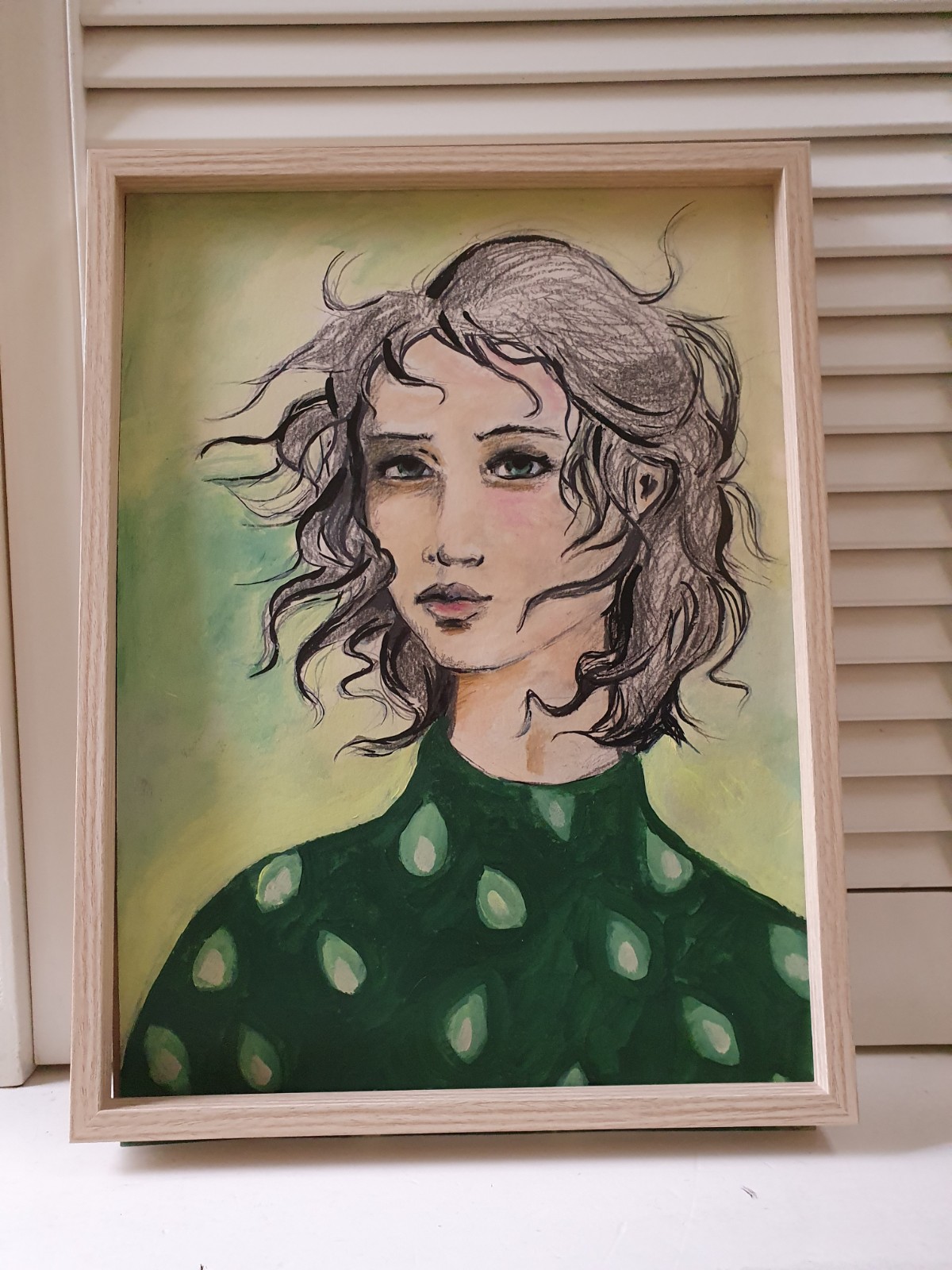 mixed media, kunstprint – vrouwenportret in groentinten – intense blik – haren in de wind – krachtige maar kwetsbare vrouw – uniek handgemaakt kunstwerk
