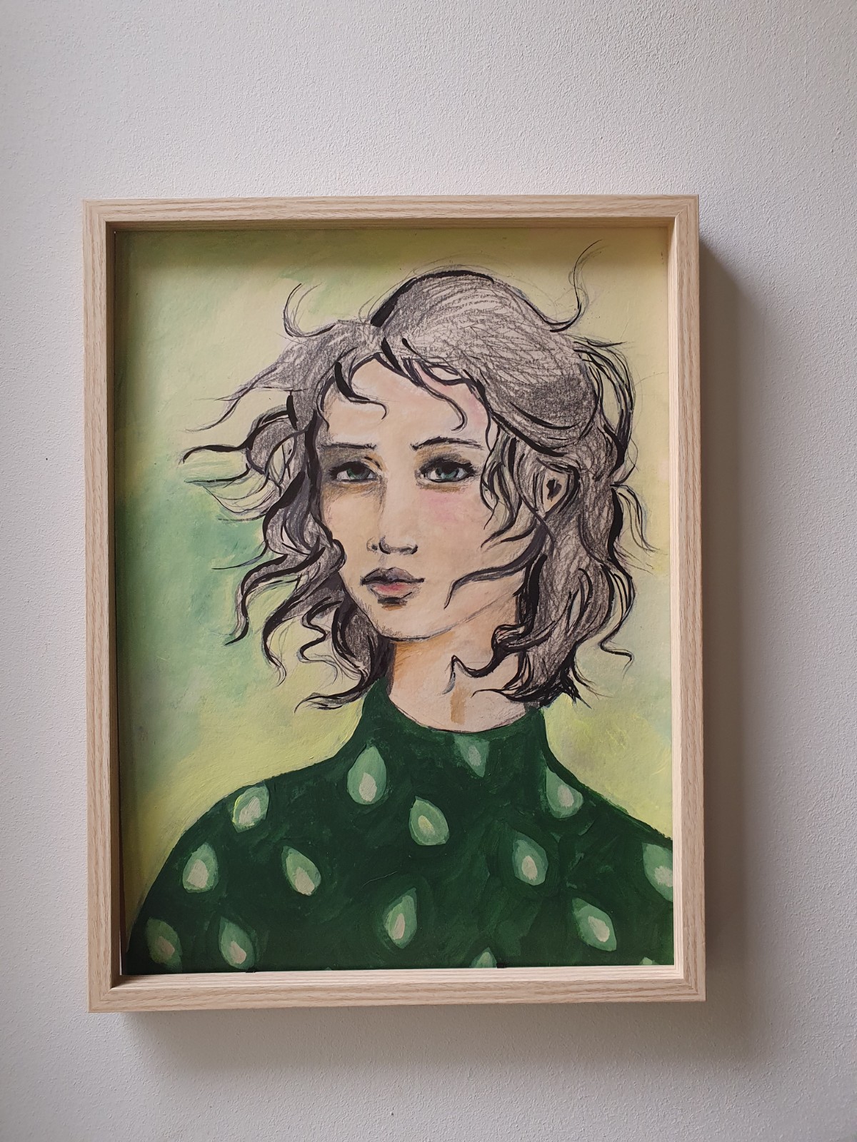 mixed media, kunstprint – vrouwenportret in groentinten – intense blik – haren in de wind – krachtige maar kwetsbare vrouw – uniek handgemaakt kunstwerk