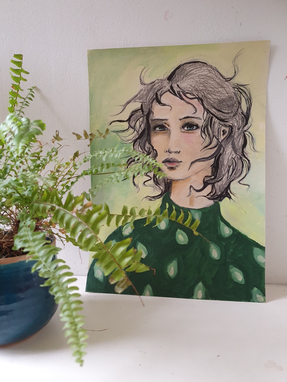 mixed media, kunstprint – vrouwenportret in groentinten – intense blik – haren in de wind – krachtige maar kwetsbare vrouw – uniek handgemaakt kunstwerk