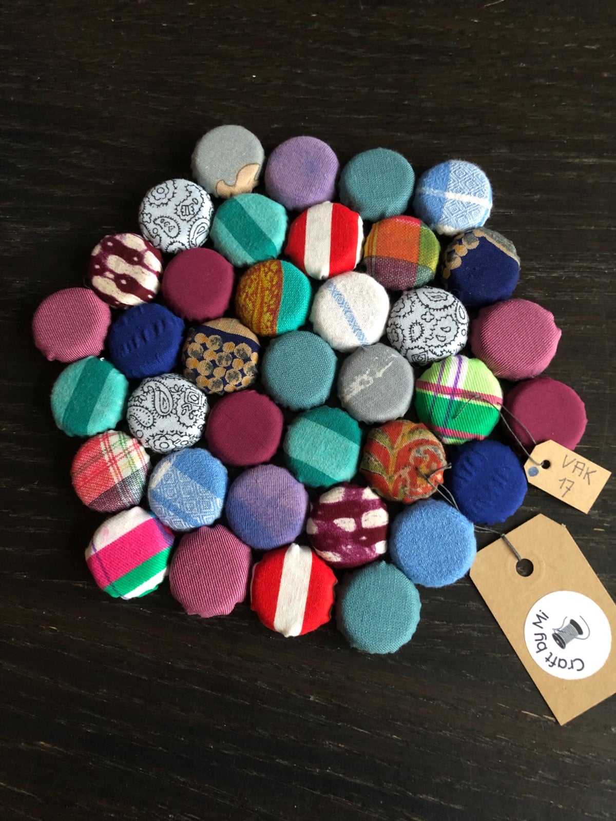 Onderzetter gemaakt van kroonkurken bekleed met vintage stof, thema bont