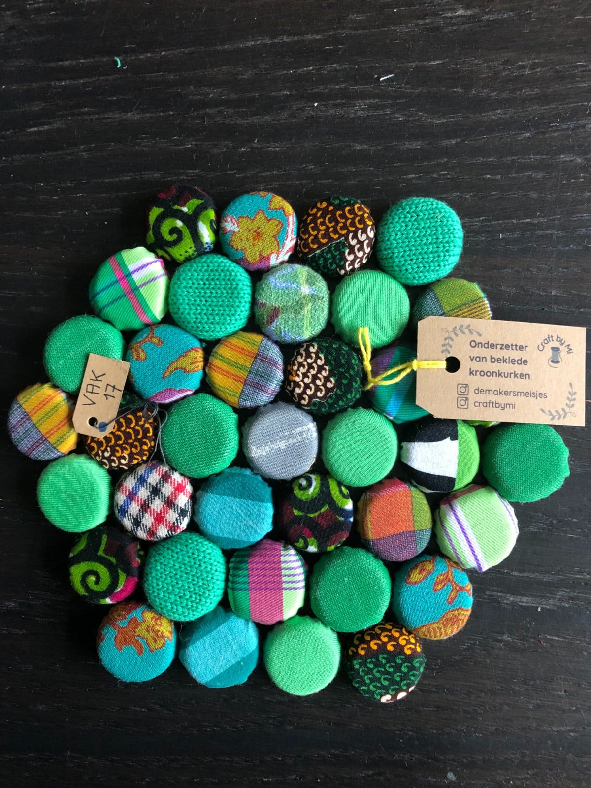 Onderzetter gemaakt van kroonkurken bekleed met vintage stof, thema groen