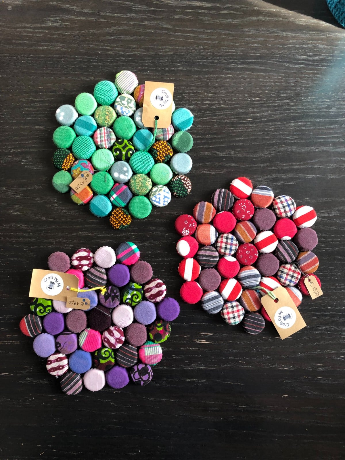 Onderzetter gemaakt van kroonkurken bekleed met vintage stof, thema groen