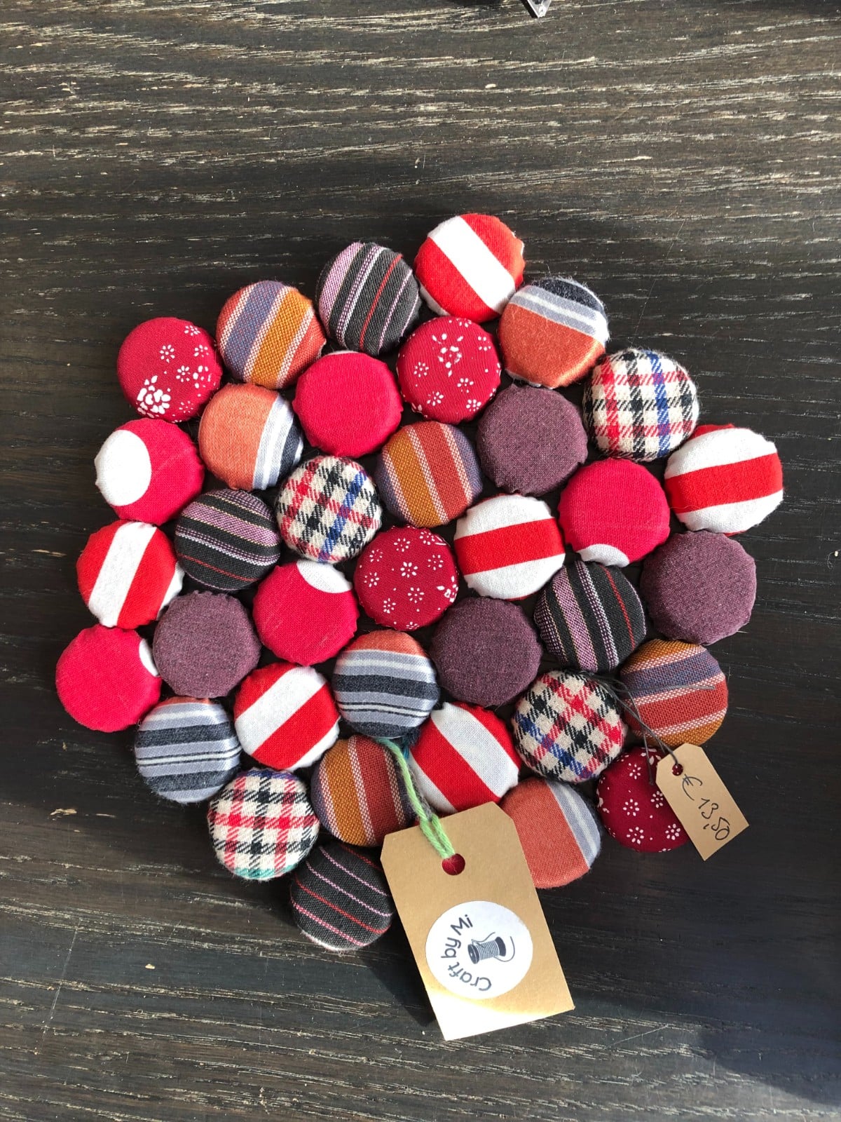 Onderzetter gemaakt van kroonkurken bekleed met vintage stof, thema rood