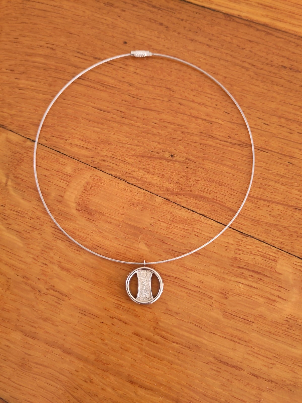 ✨ Ronde ketting met unieke vintage Bauhaus-hanger (jaren ’60)